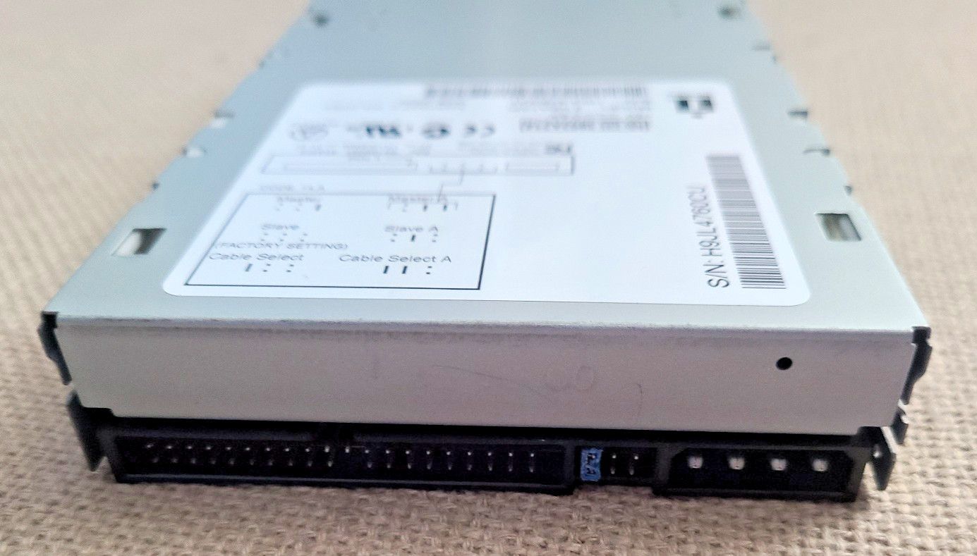 Iomega ZIP 100 Internal IDE ATAPI 3.5" Zip Drive Model Z100ATAPI Beige