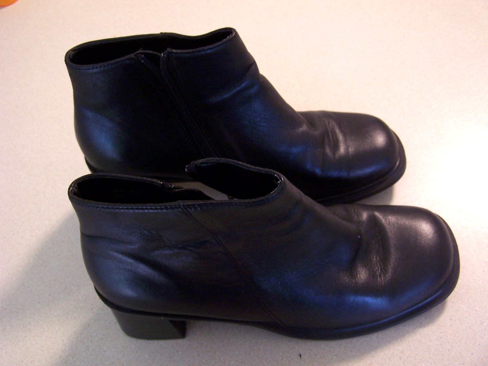 DANELLE BLACK LEATHER ANKLE BOOTS SZ 8.5 NICE PRE-OWNED CONDITION
