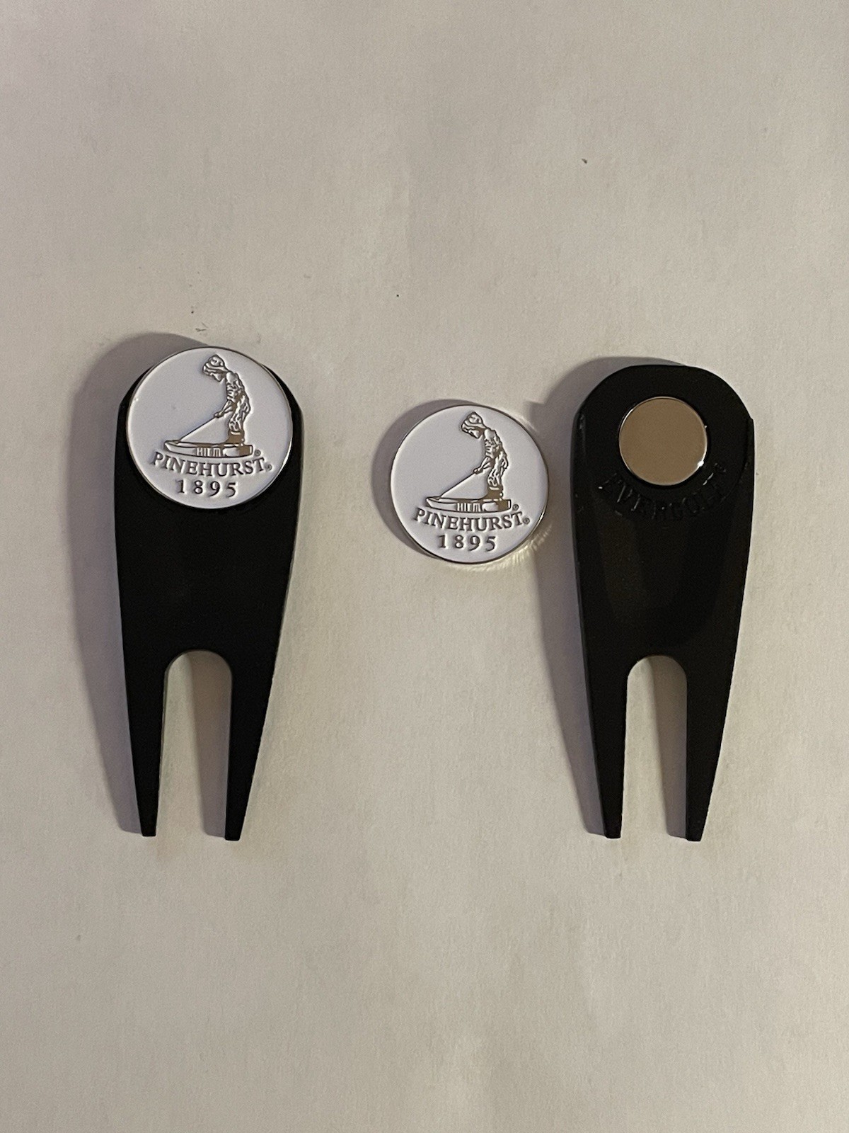 Pinehurst Resort 'Pinehurst No. 2' 1" Golf Marker & Ergonomic Pocket Divot Tool