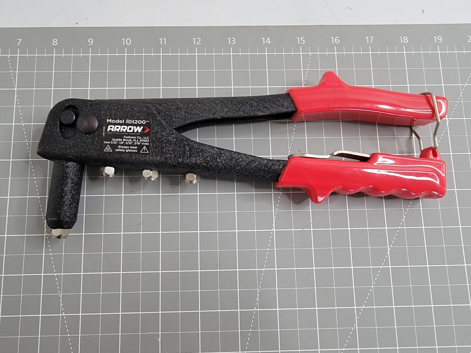 Arrow Rivet Fastener Tool Model RH200 Clean Gently Used 3/32 to 3/16 Red Handle