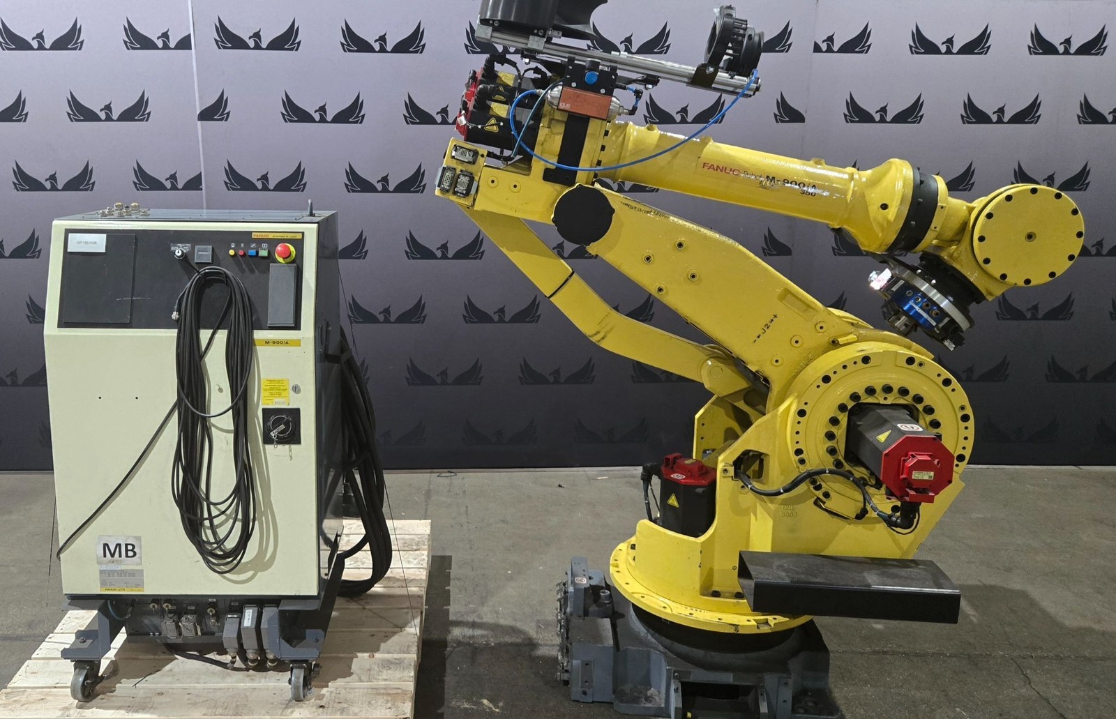 FANUC M900IA/350 Complete with R-J3iC Controller USED