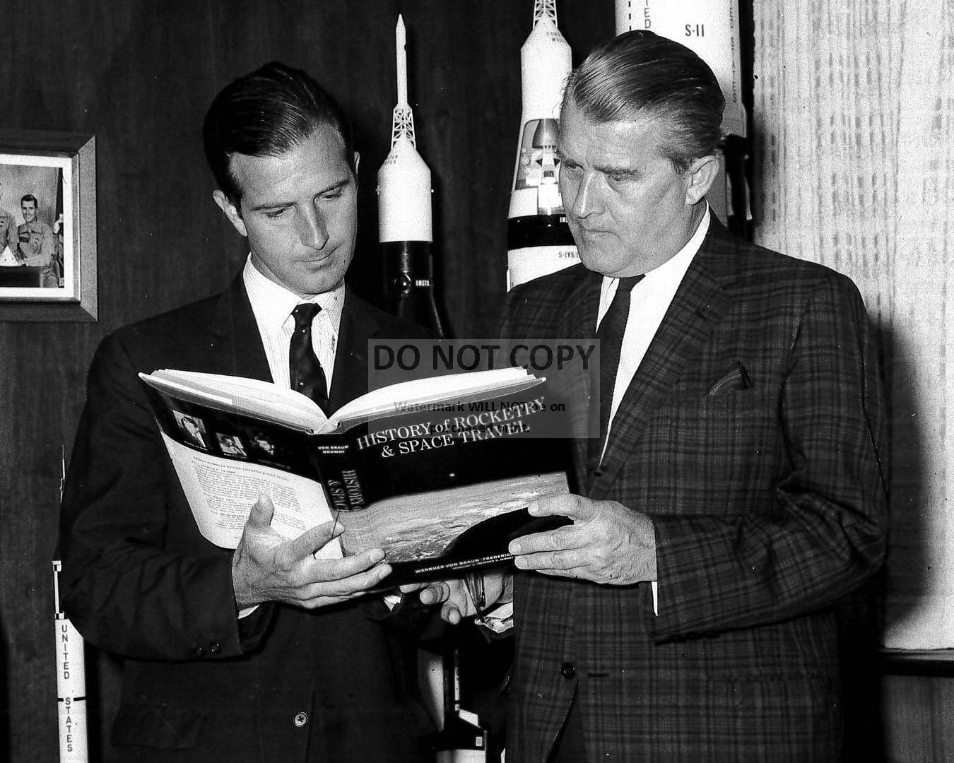 WERNHER VON BRAUN AND FREDERICK ORDWAY LOOK AT BOOK - 8X10 NASA PHOTO (ZZ-154)
