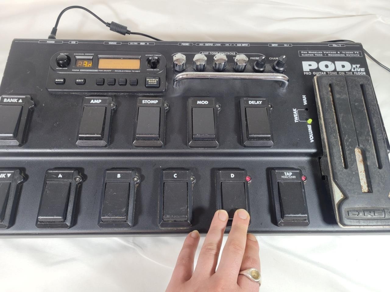 Line 6 POD XTLive Guitar Multi-Effects Amp Modeler Pedal Processor