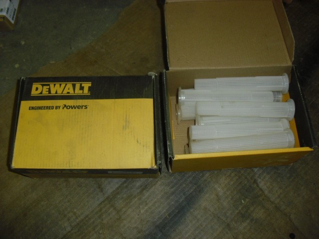(32) DeWalt 08323-PWR 3/4" x 6" Plastic Screen Tube for 1" Drill