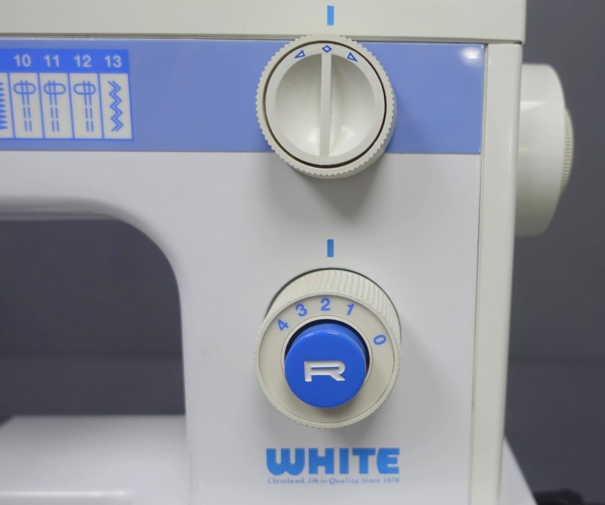 WHITE 1418 Sewing Machine 13-Stitch w/ Manual/Case Tested