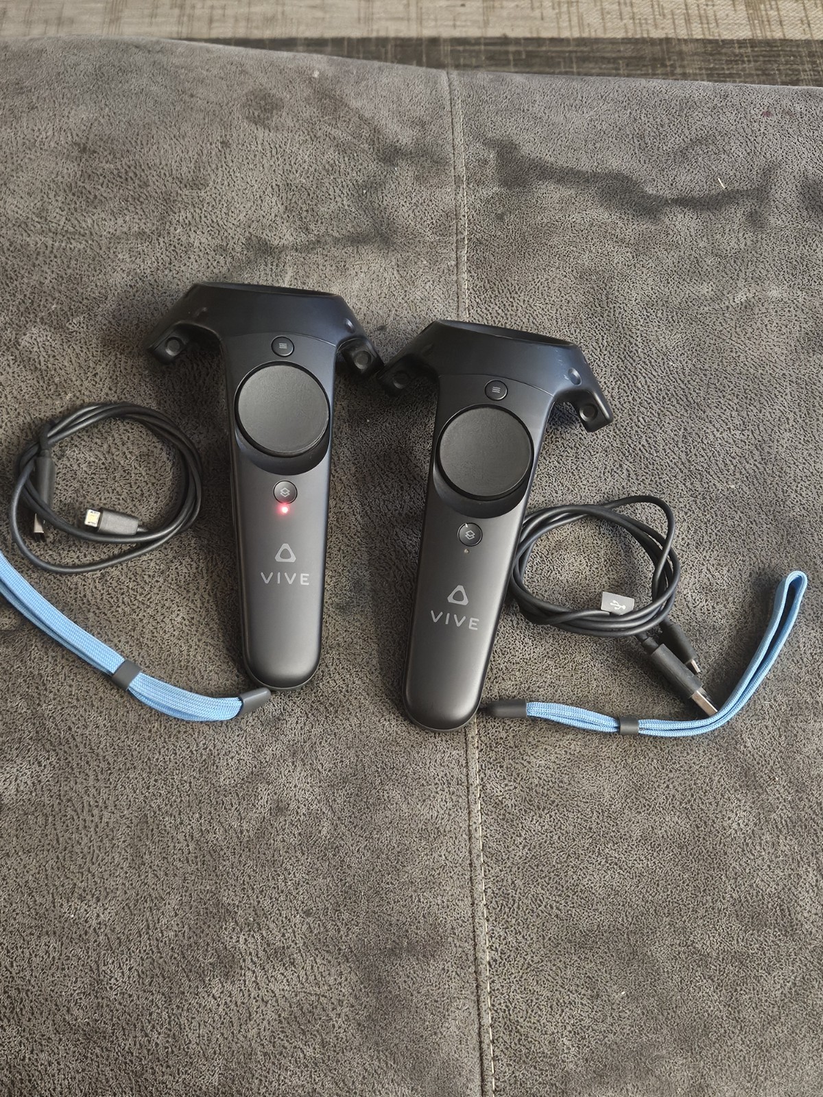 HTC Vive Virtual Reality VR Wand Controllers (2PR7100) Pair W Charger No Block