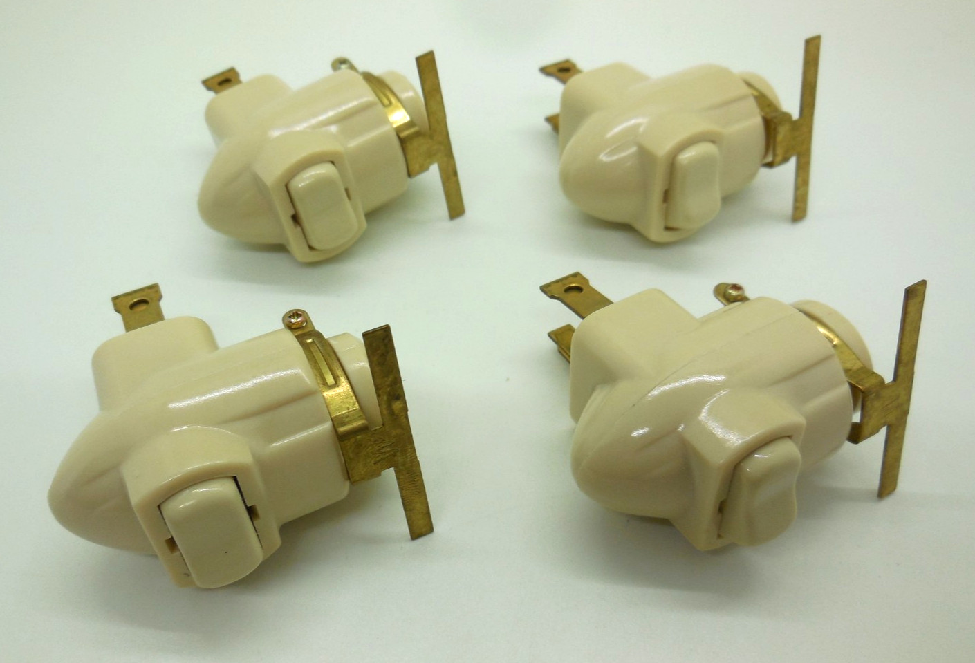 Set of 4 Eagle 4W 125V Beige Night Light Base Socket Plug In Clip On/Off Switch