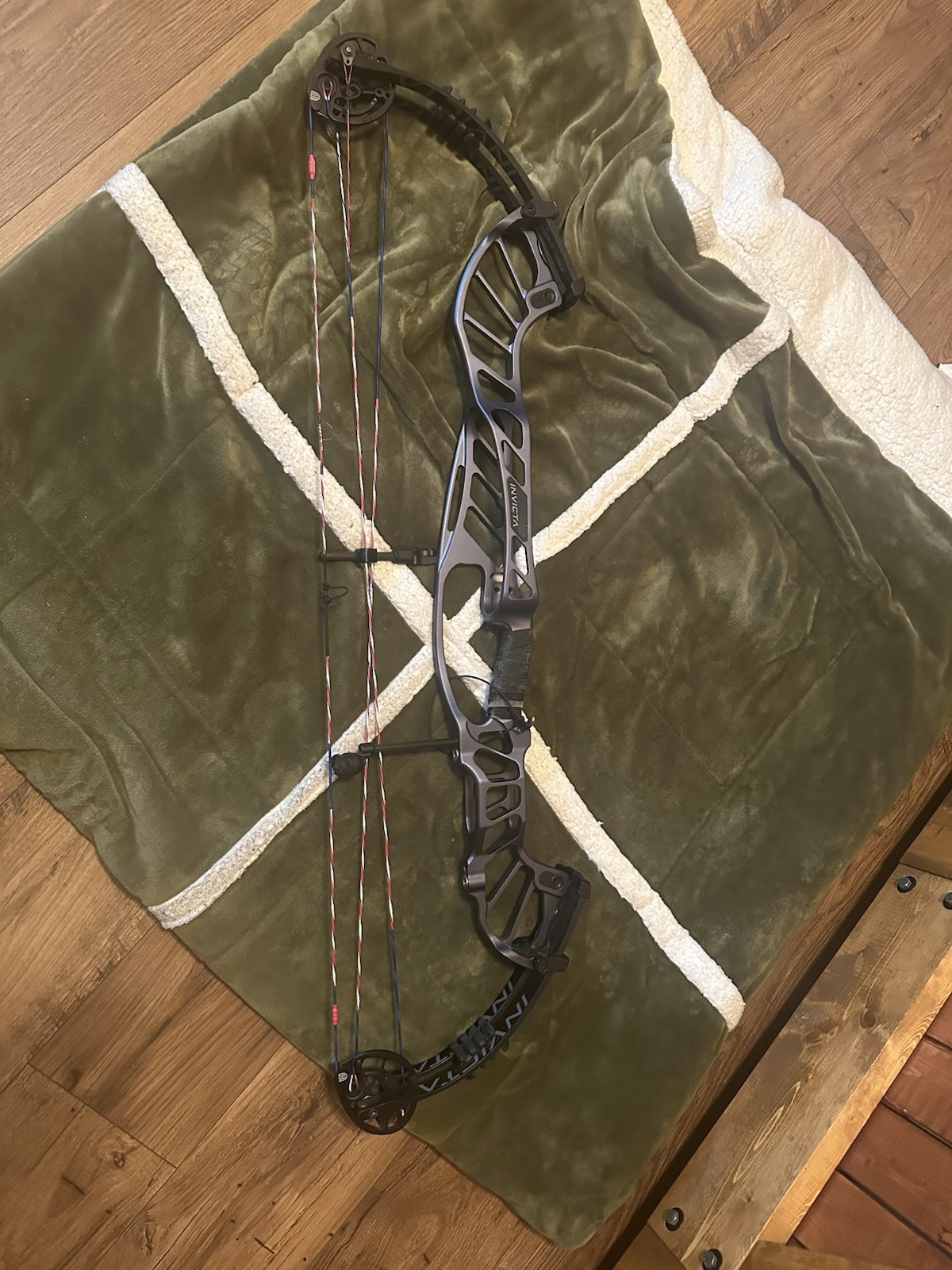 Hoyt Invicta 40 Left Hand with AAE pro blade rest And Threadz custom Strings
