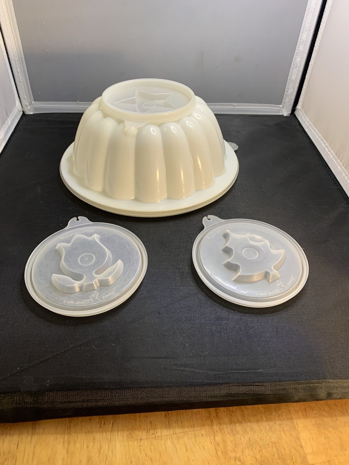 Tupperware Jello  mold includes 3 interchangeable lids 8"