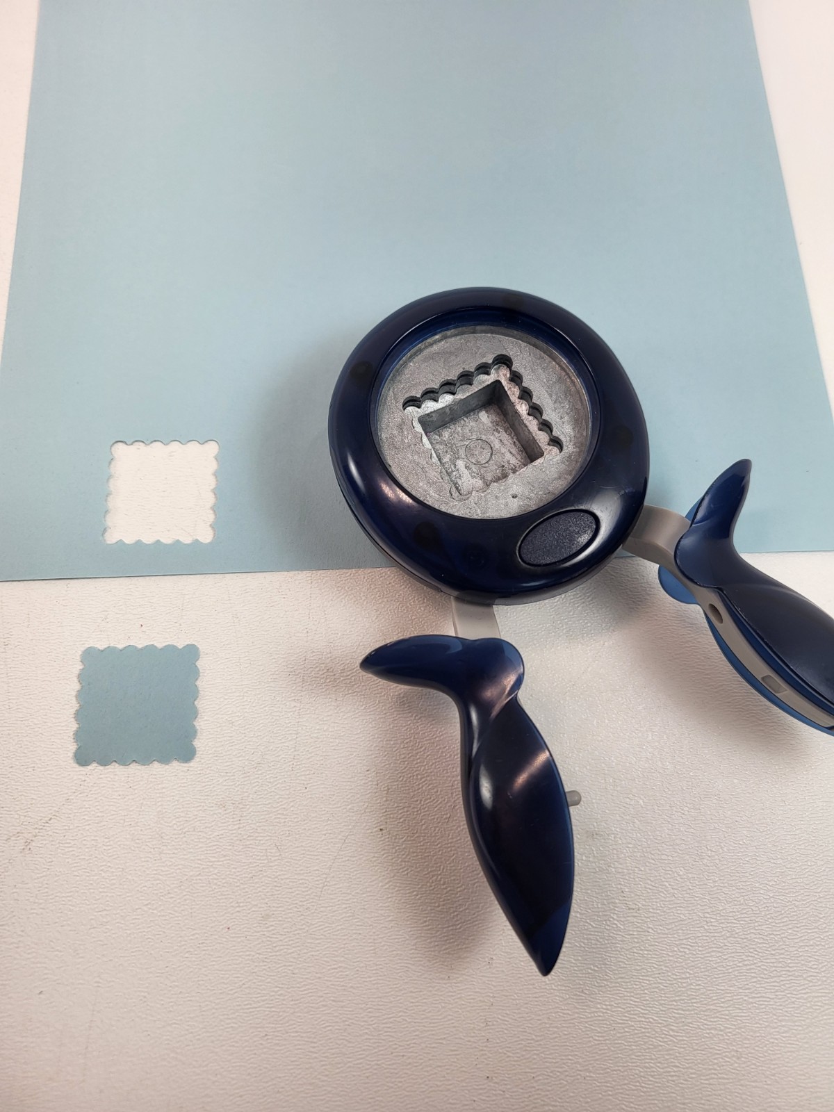 Fiskars Scalloped Square Paper Punch 1" Squeeze Handle