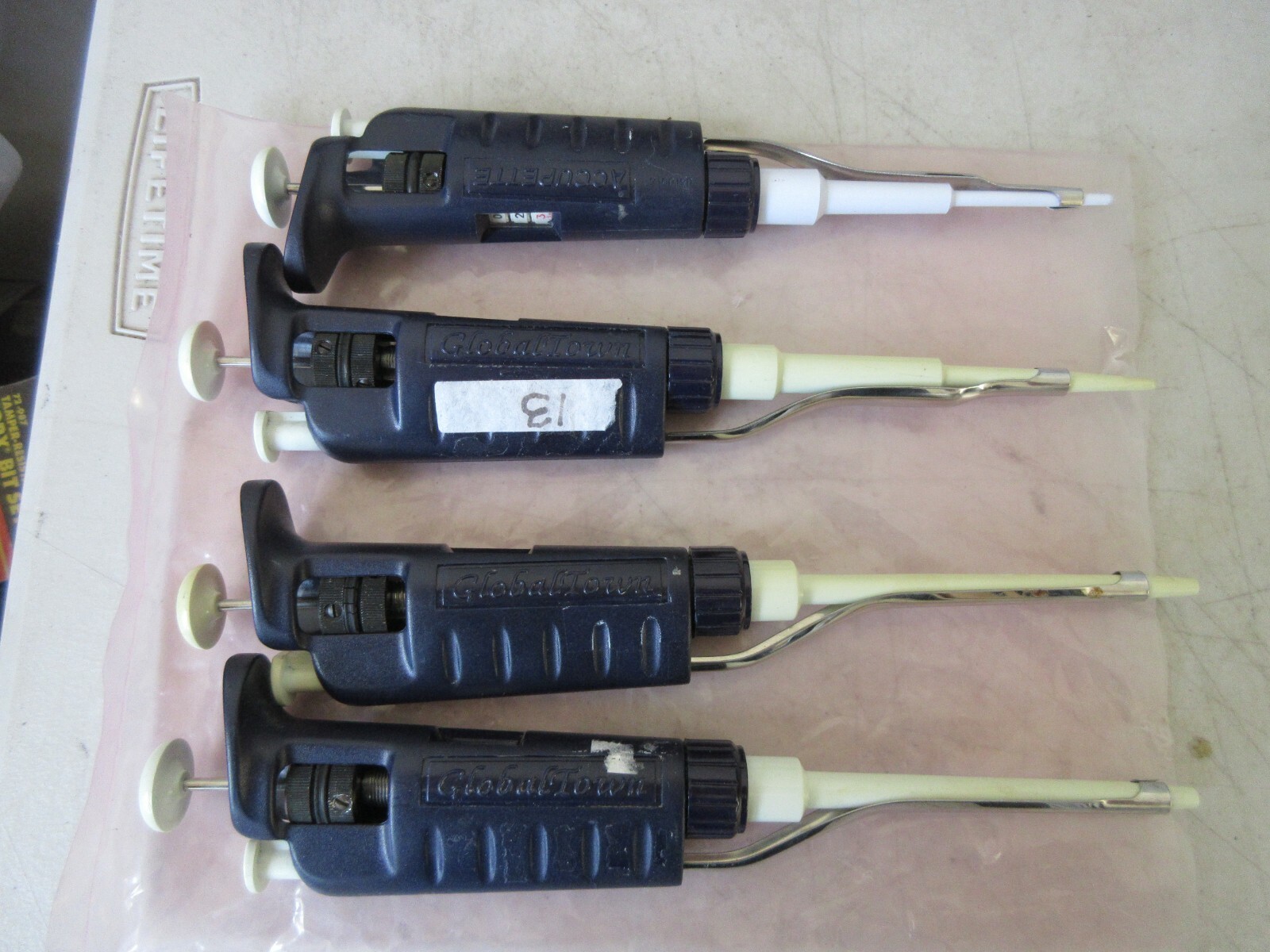 SET OF 4 MANUAL PIPETTORS P10 P20 P100 P200 ACCUPIPETTE -- GENERIC PIPETMAN