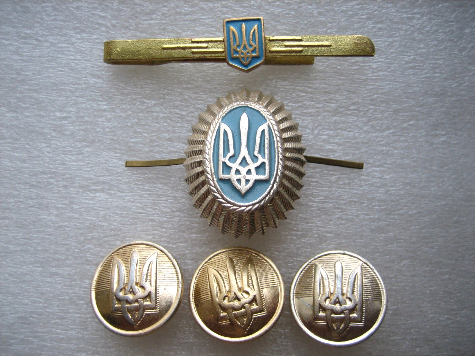 Cockade,buttons trident tie pin accessories of the Ukrainian officer