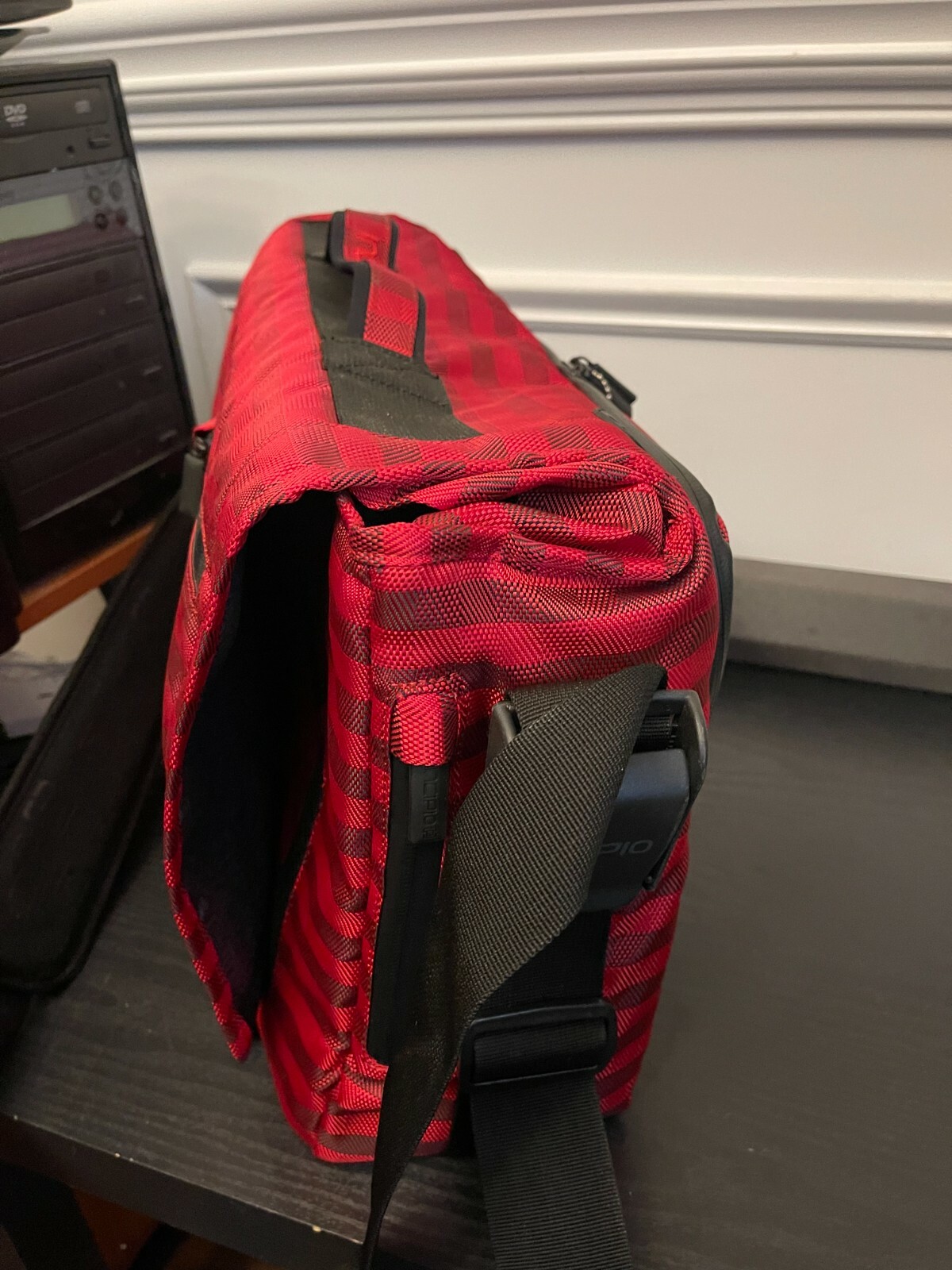 Incipio Weekender Suitcase Nylon Travel Bag Tote Backpack Strap Red