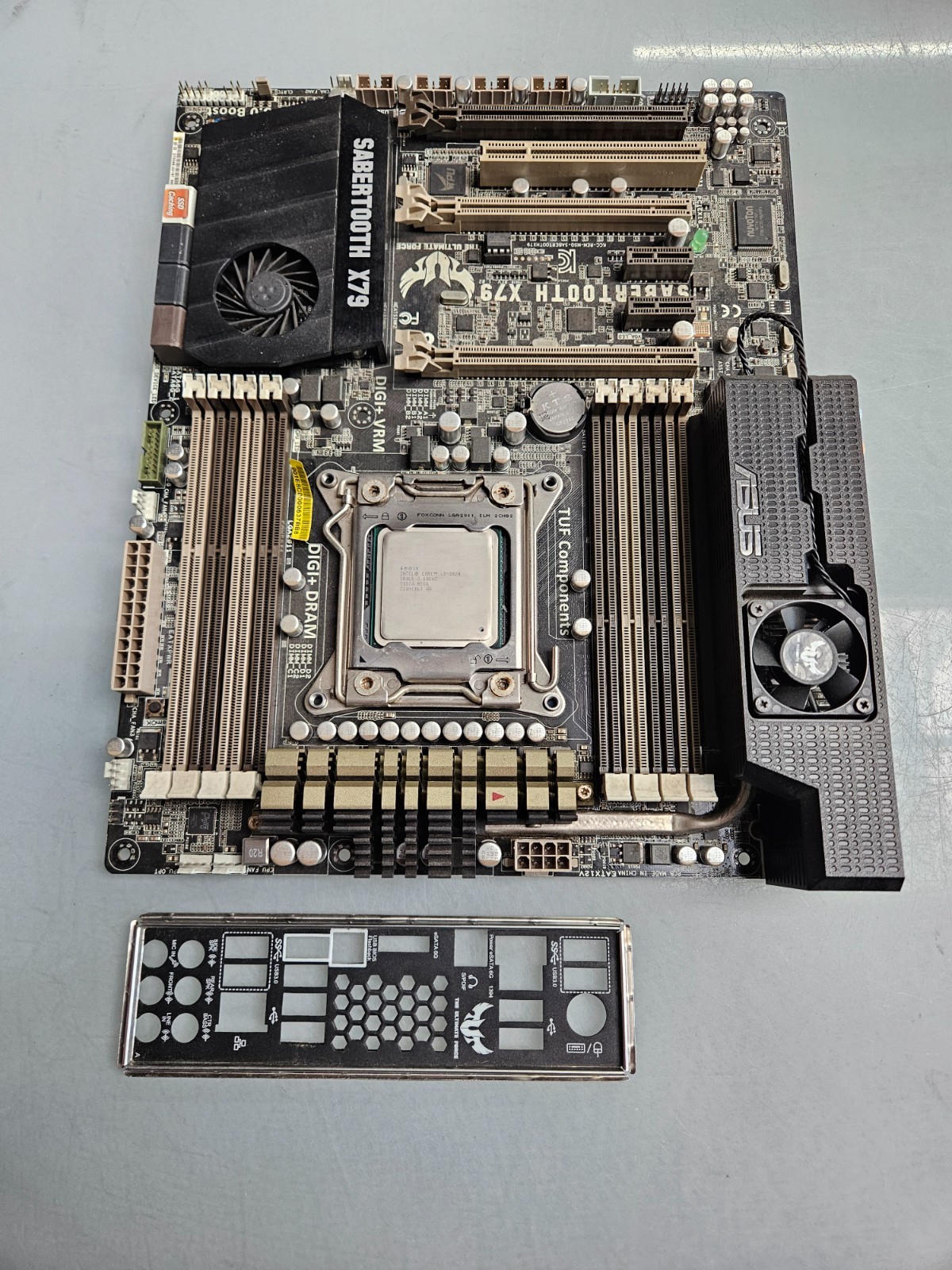 ASUS SABERTOOTH X79 LGA 2011 Motherboard i7-3820 CPU Combo + IO Shield