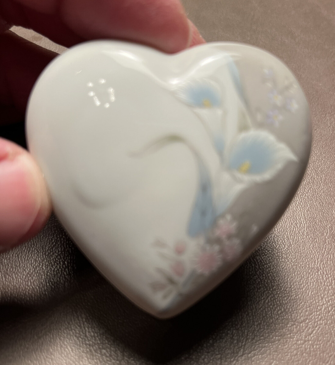 Russ Berrie & Co. heart shaped trinket / Jewelry Dish Ceramic Flower Design Nice