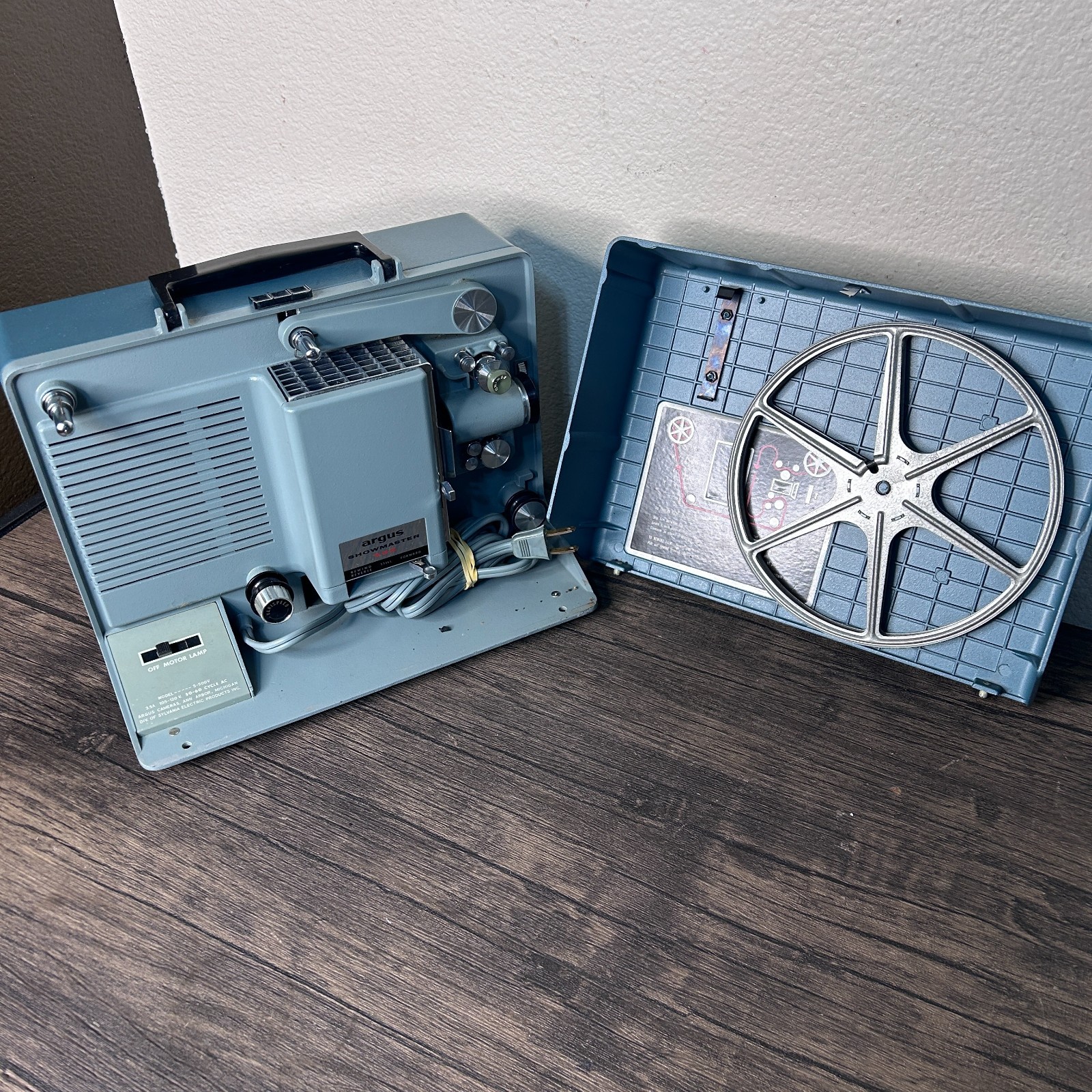 ARGUS Showmaster 500 Portable Movie Projector 8 mm Film Vintage 4744
