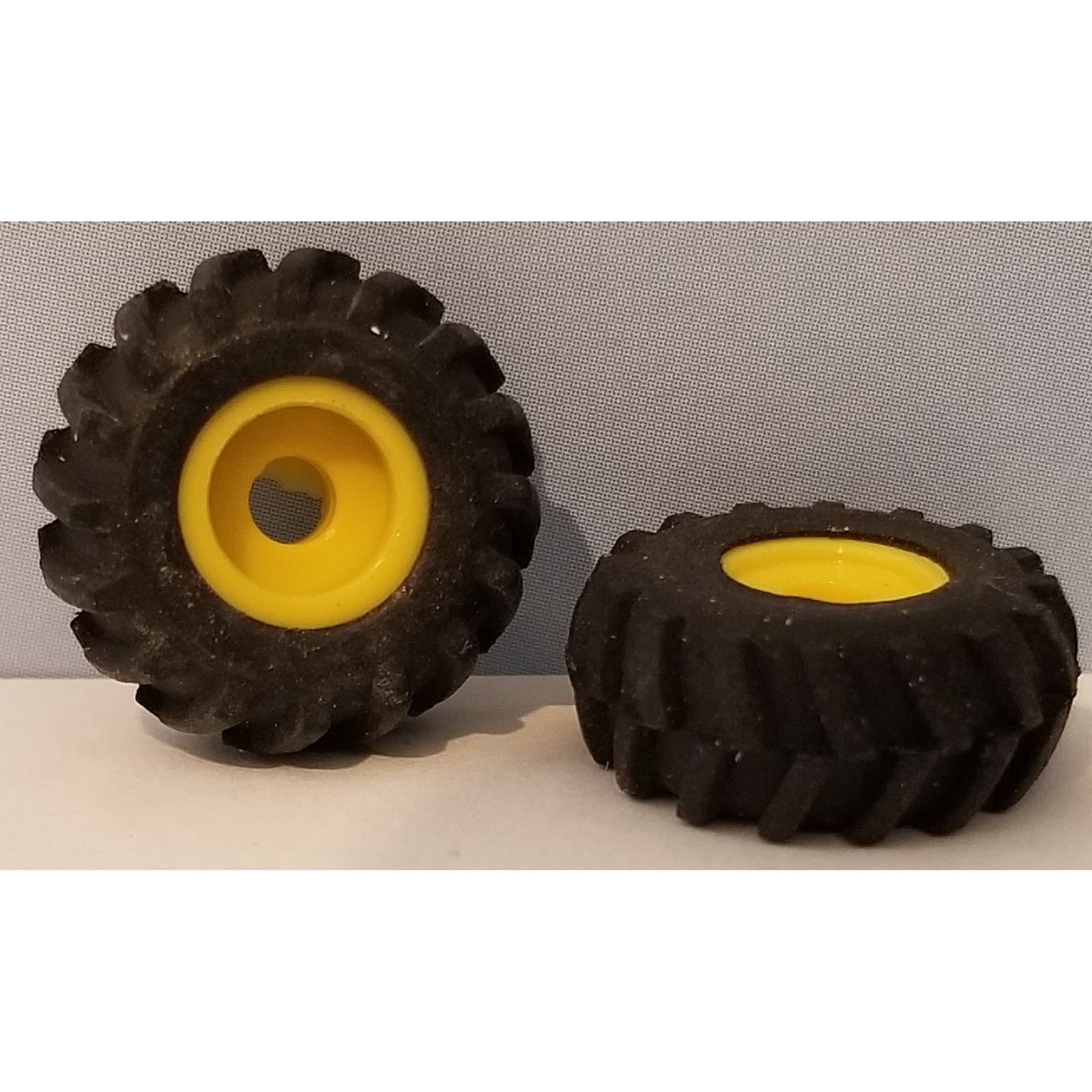 1/64 Standi Toys Pair of 16.9-24 Tires with Yellow Rims