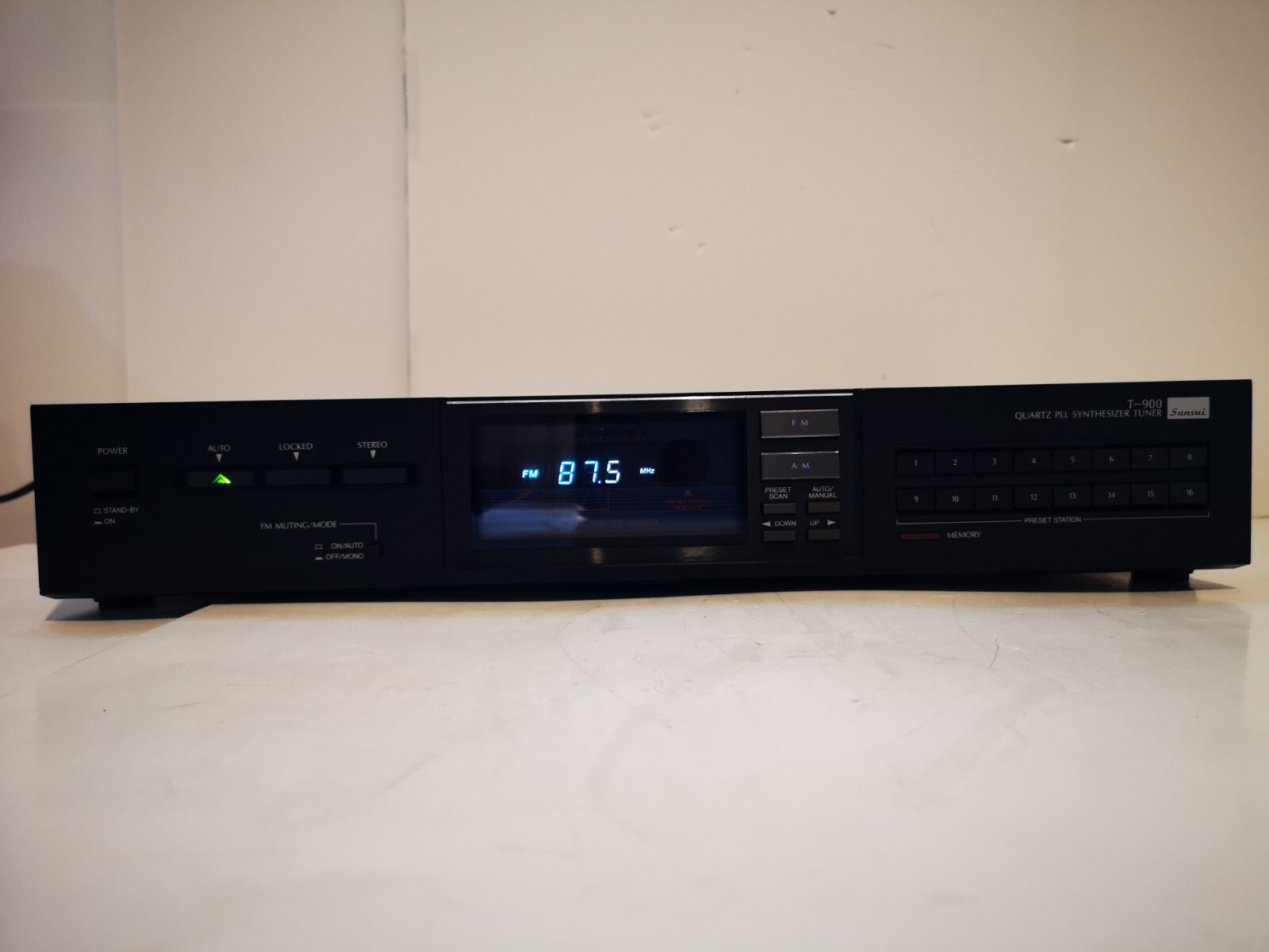 Sansui Quartz PLL Synthesizer Tuner T-900