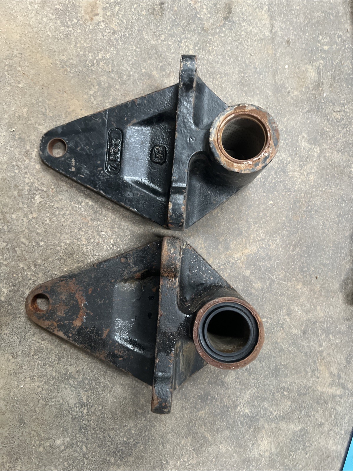 PETERBILT 379 SPRING HANGER 3731758