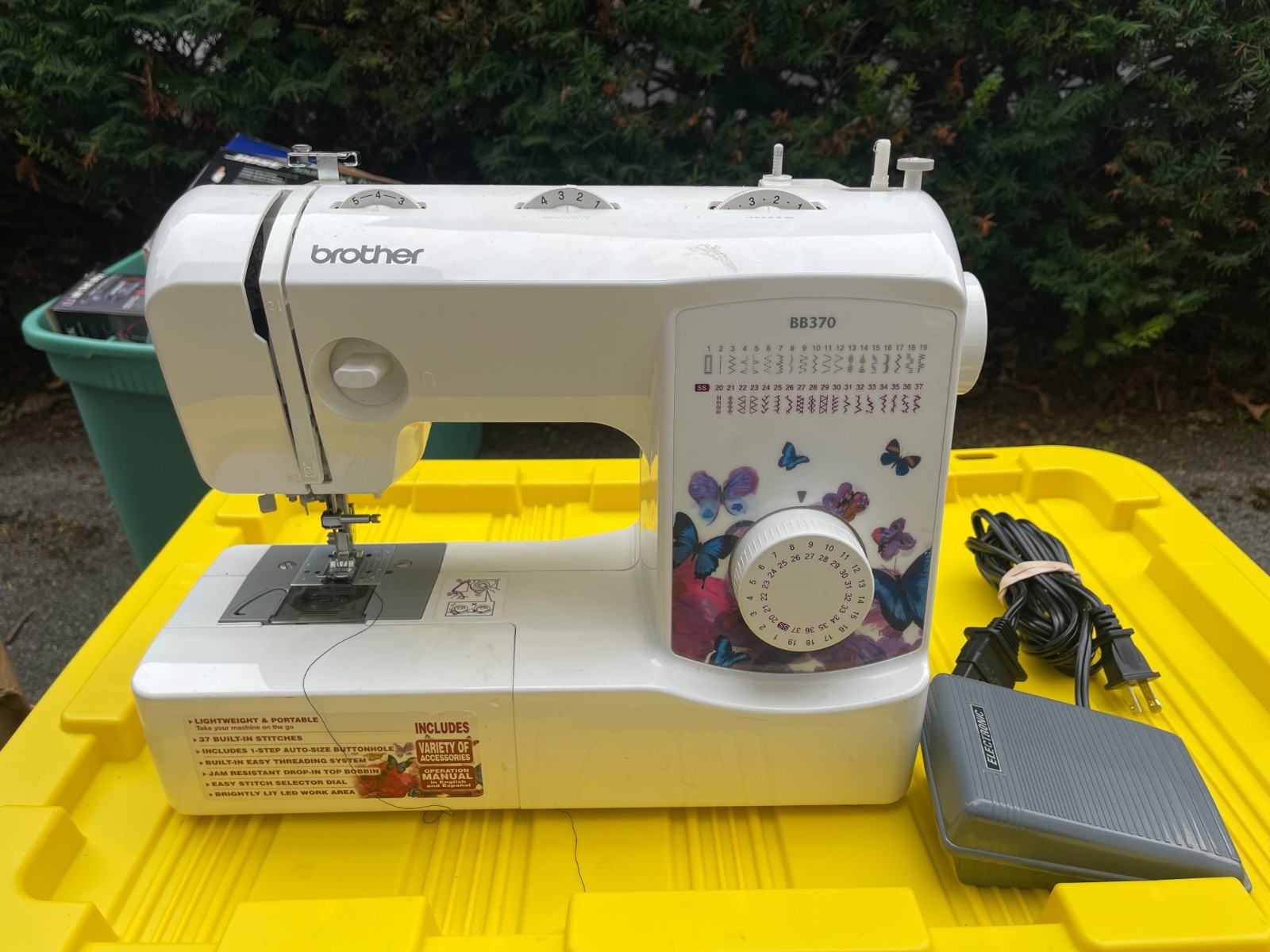 Brother BB370 37-Stitch Free Arm Sewing Machine Auto Needle Threader Working