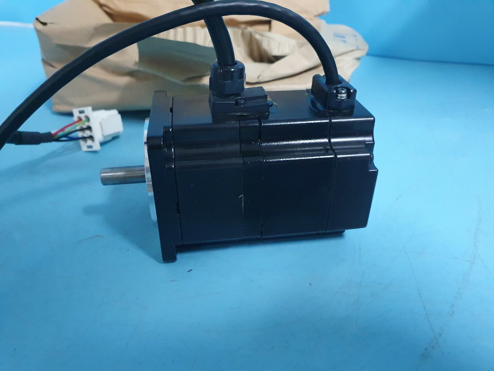 NEW YASKAWA SGMPH-01AAA2C AC SERVO MOTOR