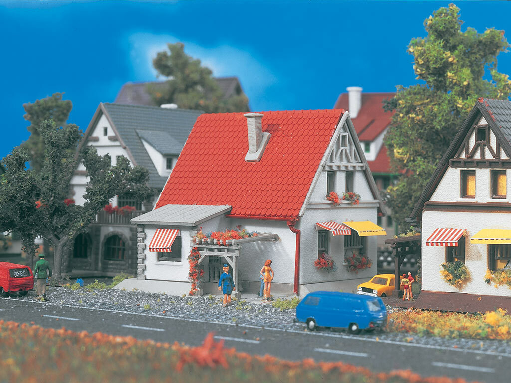 Vollmer Z 9574 White House w/Red Roof -- 2-3/8 x 2-1/4 x 2"  6 x 5.8 x 5.2cm