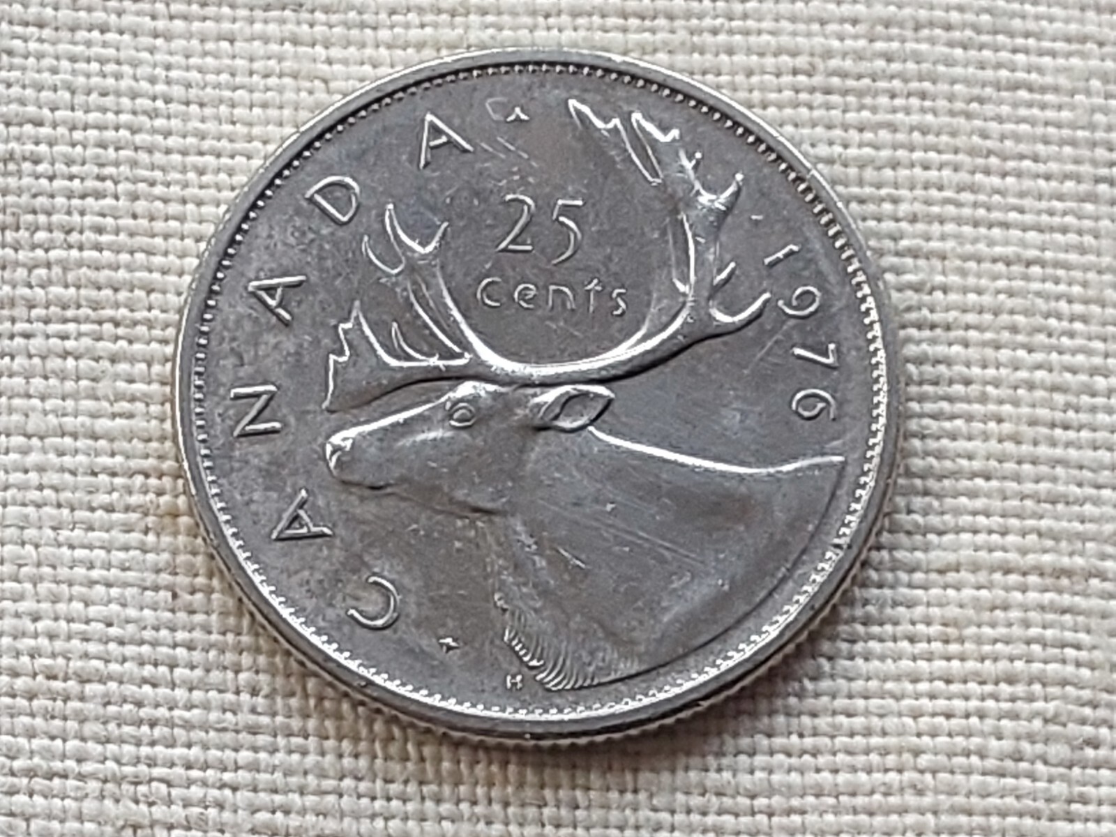 1976 Canada 25 cents coin
