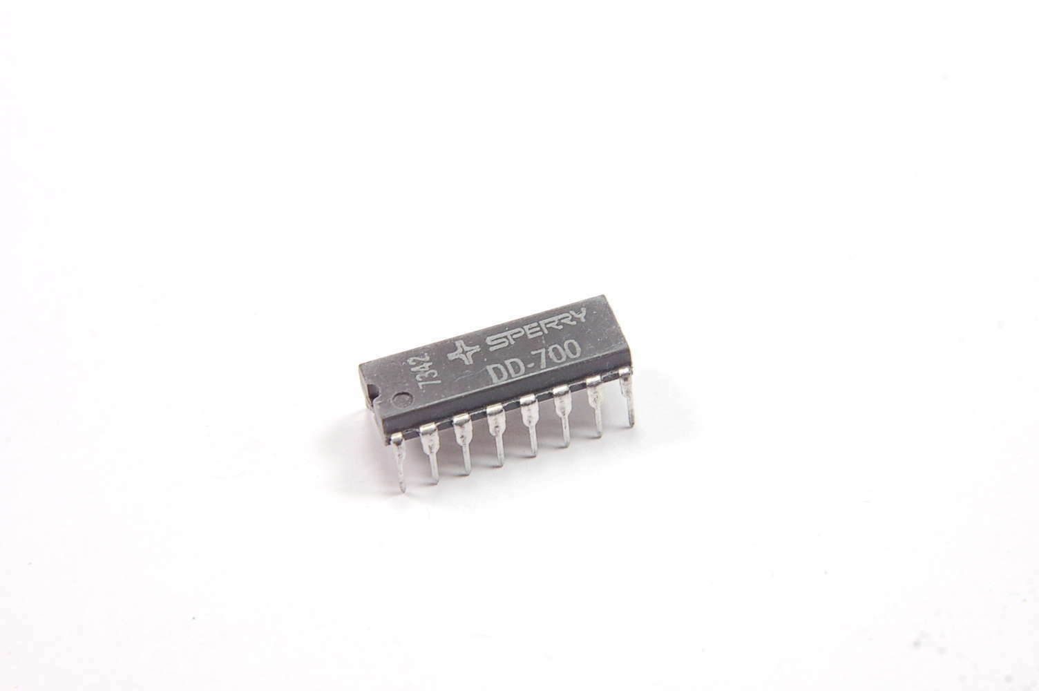 BECKMAN SPERRY RAND - DD700 - IC. Opto Display Driver with Decoder, 16 Pin DIP.