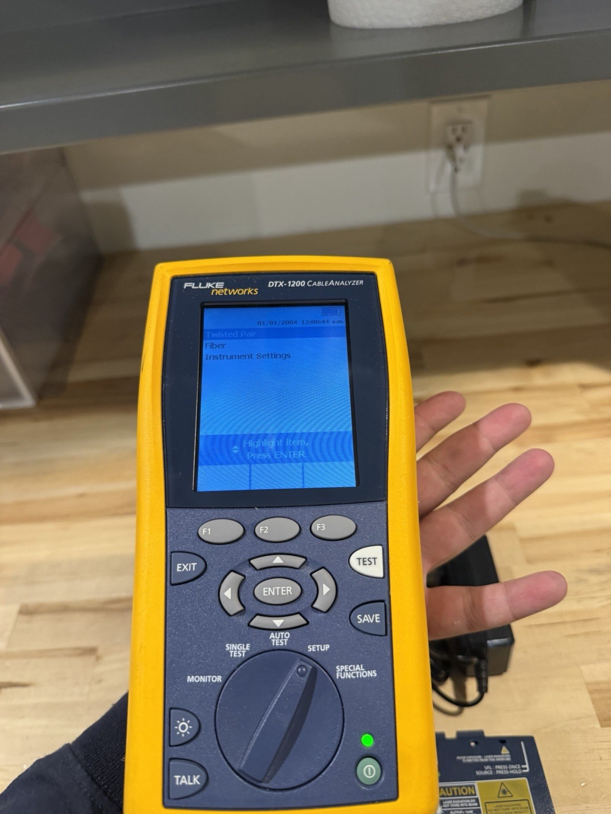 FLUKE NETWORKS DTX-1200 MAINFRAME & FIBER MODULE W/ CHARGER (TESTED)