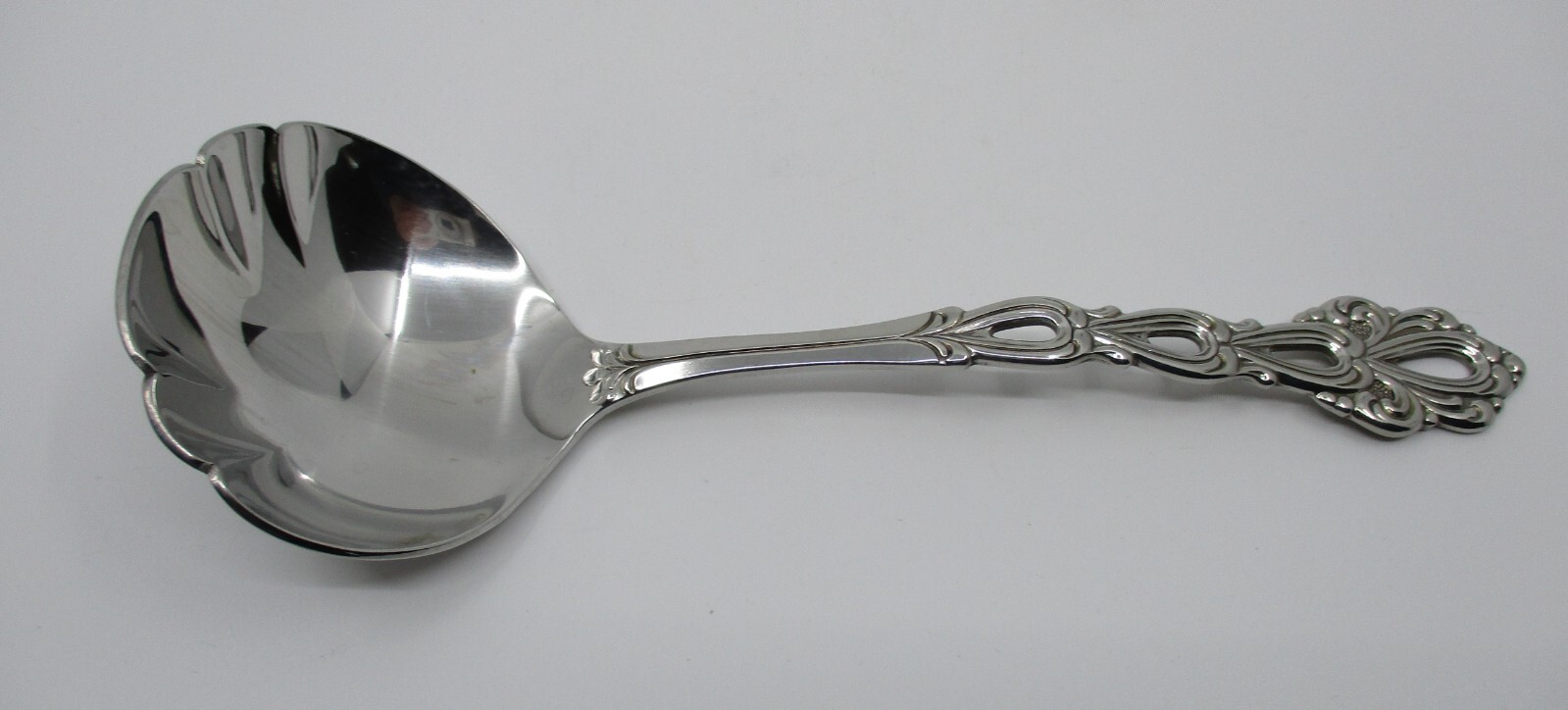 ONEIDA STAINLESS CHANDELIER GRAVY LADLE - 7 3/4"- 11B