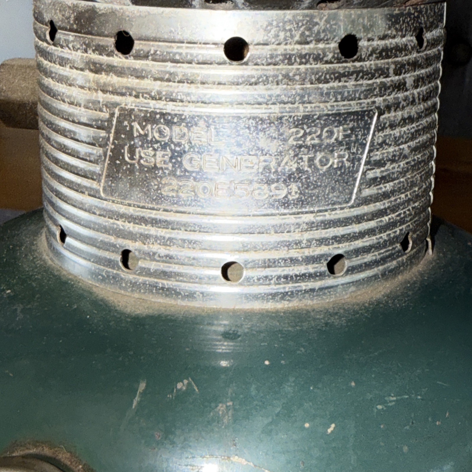 COLEMAN LANTERN 10 / 70 MODEL 220F GREEN DOUBLE MANTLE. Untested