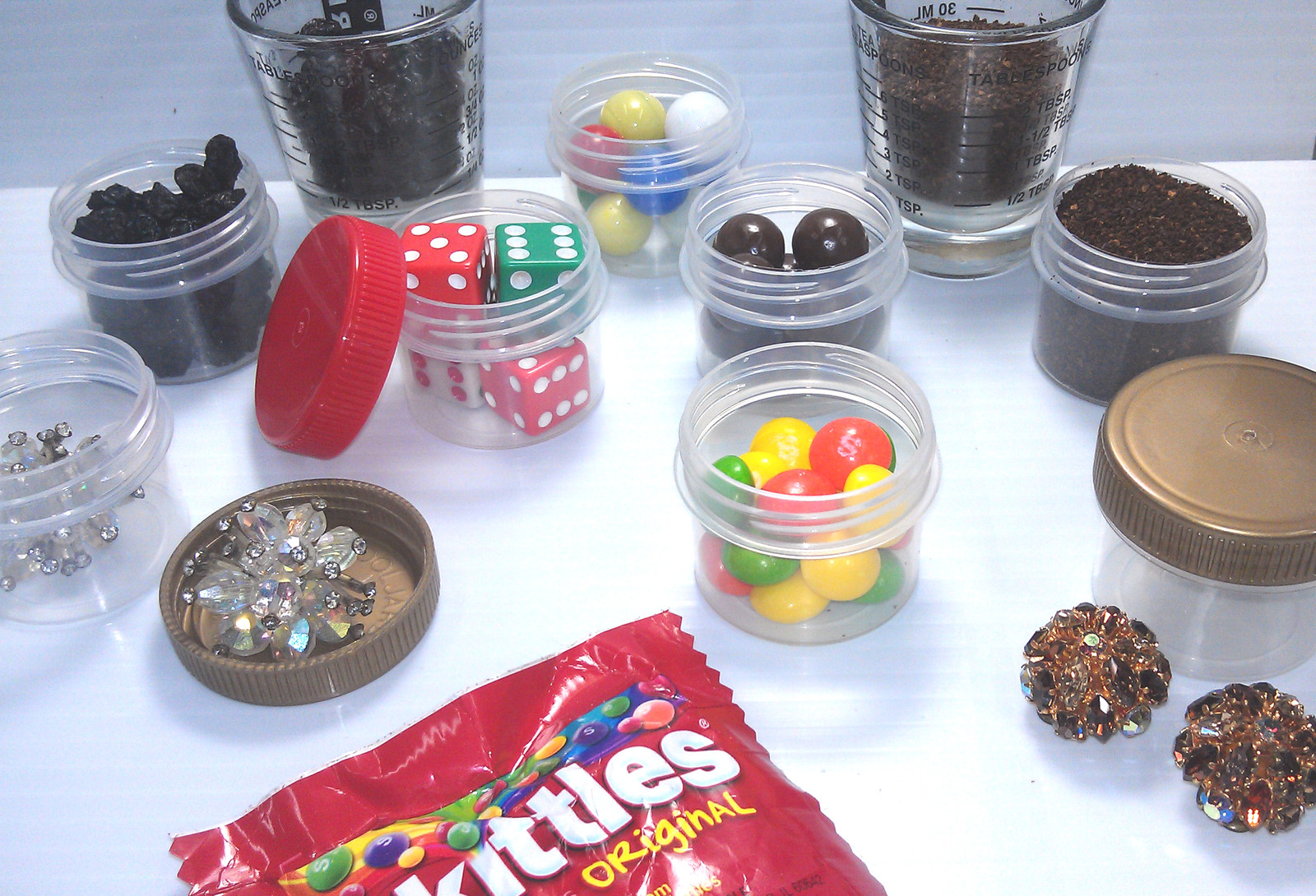 20 Plastic Small 1 ounce Red Drillable Cap Lid Top Jars Container DecoJars 4304