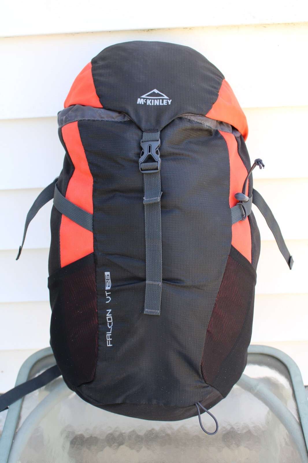 McKinley Hiking Backpack Falcon VT 26 (26L) Red/Black Back-Vent Rain-Cover