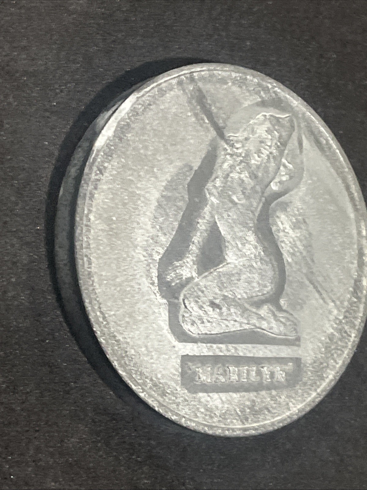 Marilyn Monroe 1975 Calender Coin Pewter
