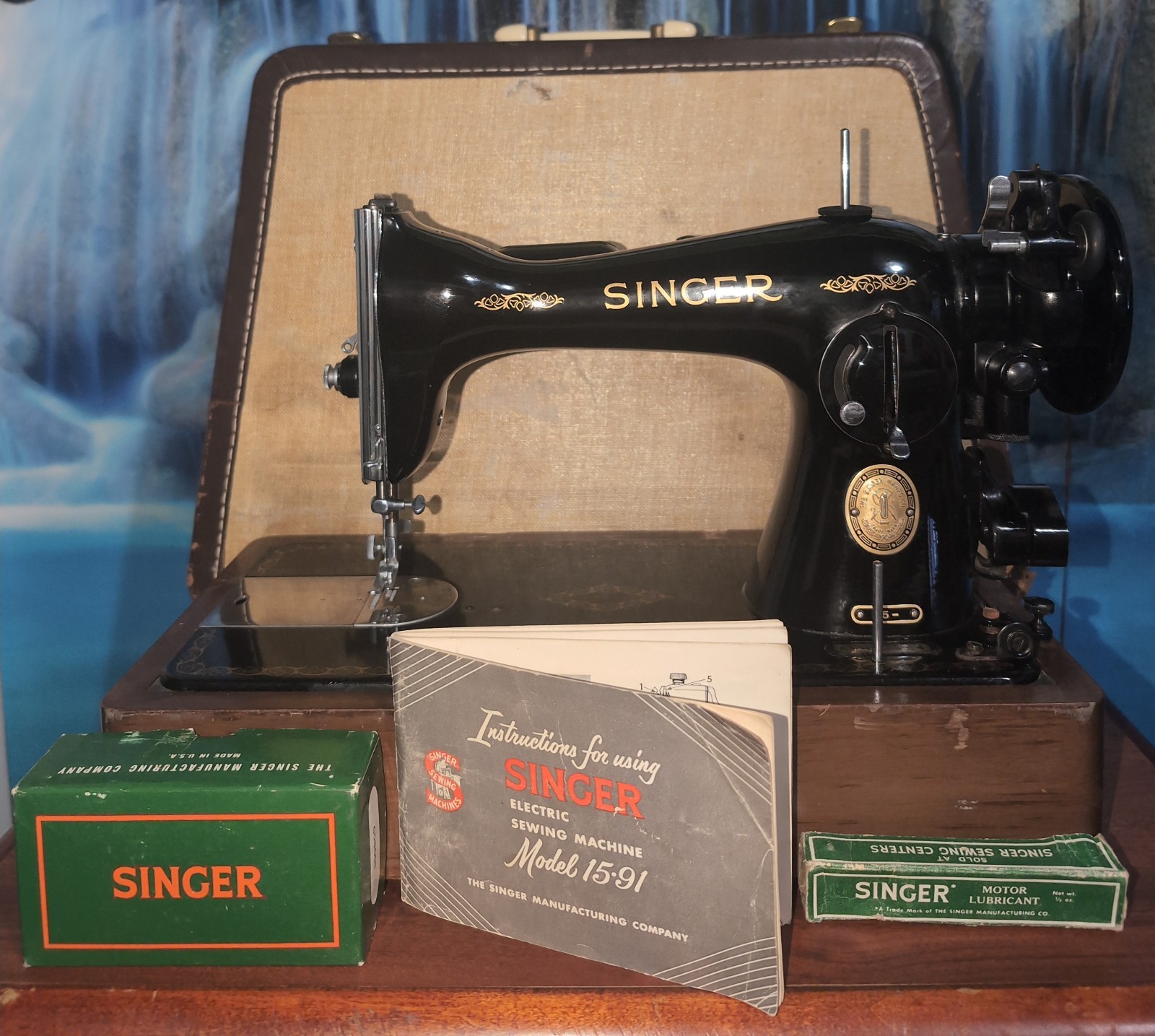 1954 Singer 15-91 Sewing Machine w/Case & Extras
