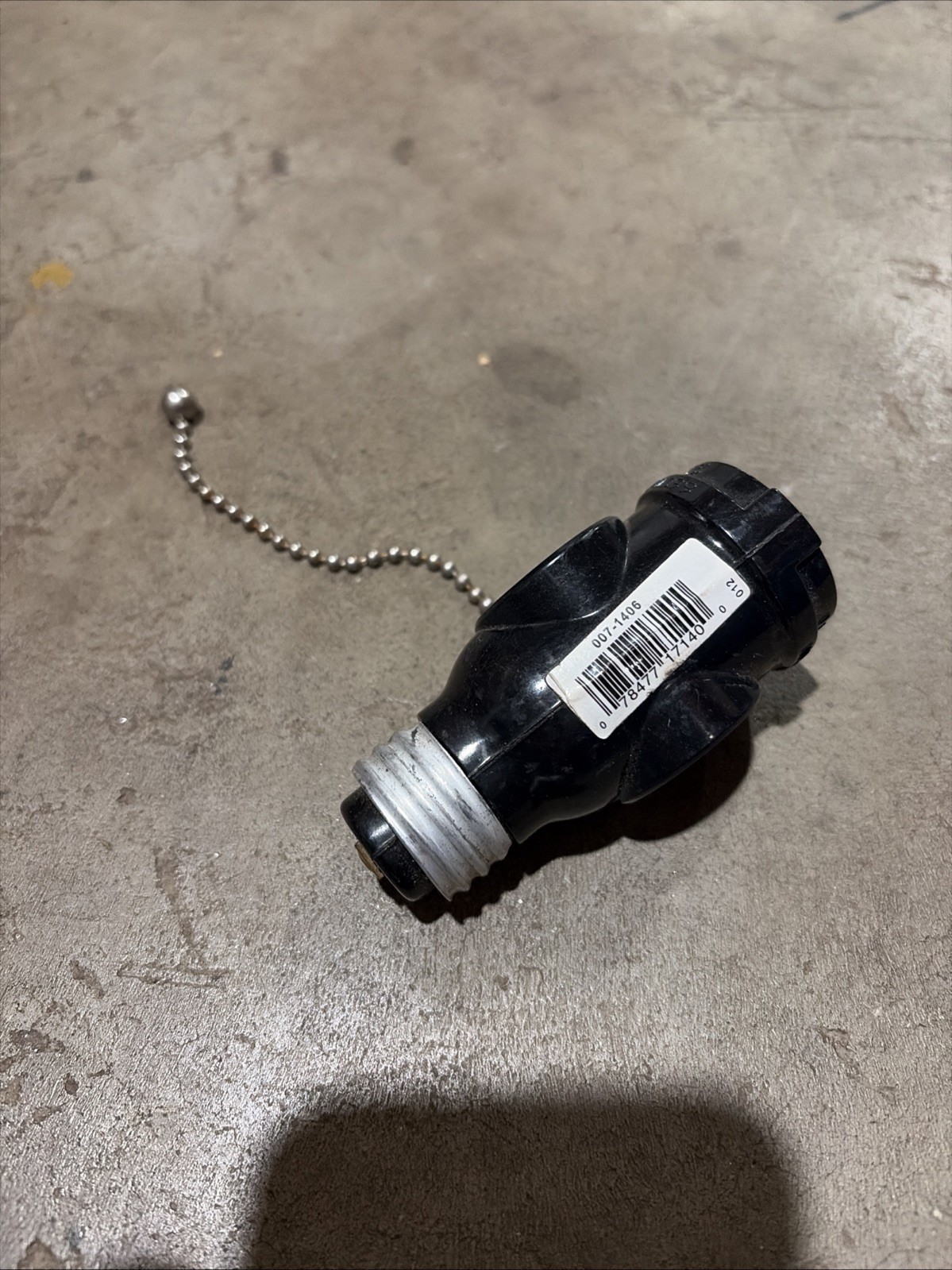 (1)-Leviton Black 125V Pull Chain Electrical Light Socket Adapter 007-1406