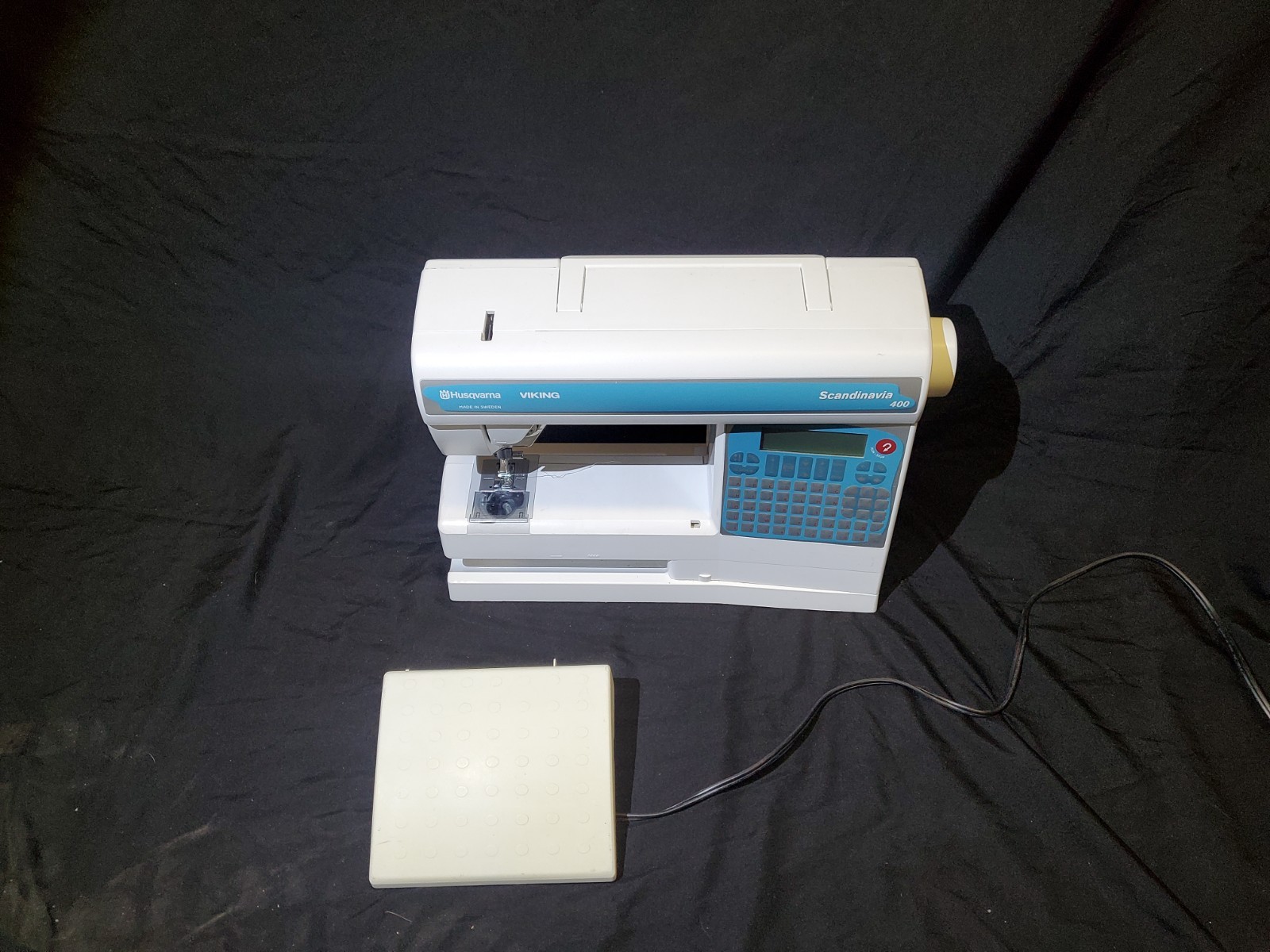 Husqvarna Viking Scandinavia 400 Computerized Sewing Machine LCD