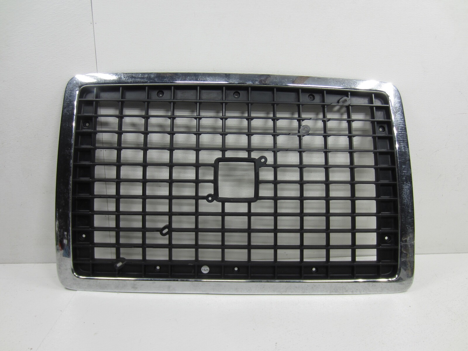 VOLVO VNM 2006 GRILLE 3320246 OEM