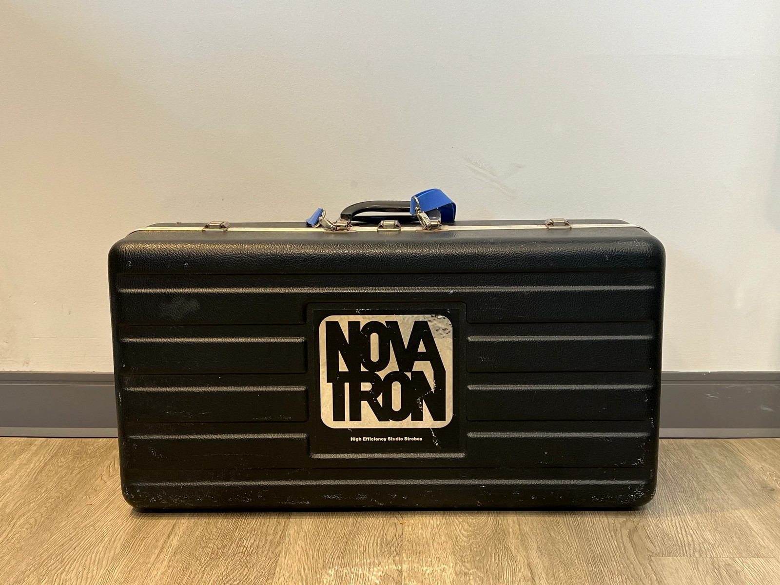 Used Novatron (3) Flash Head Lighting Kit w/Powerpack & Case