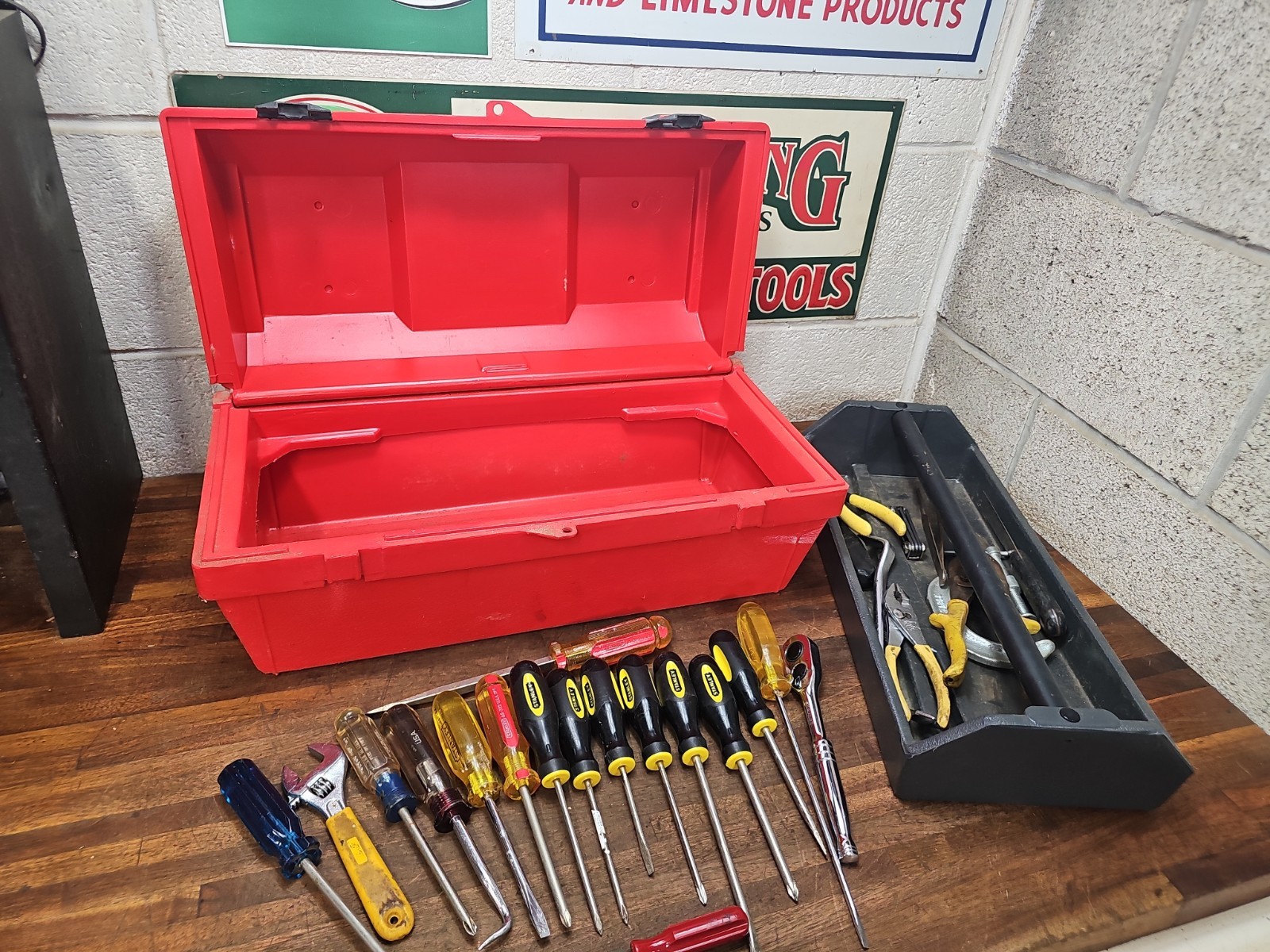O17- Vintage heavy duty plastic Toolmaster Red & Black Tool Box w/ few tools