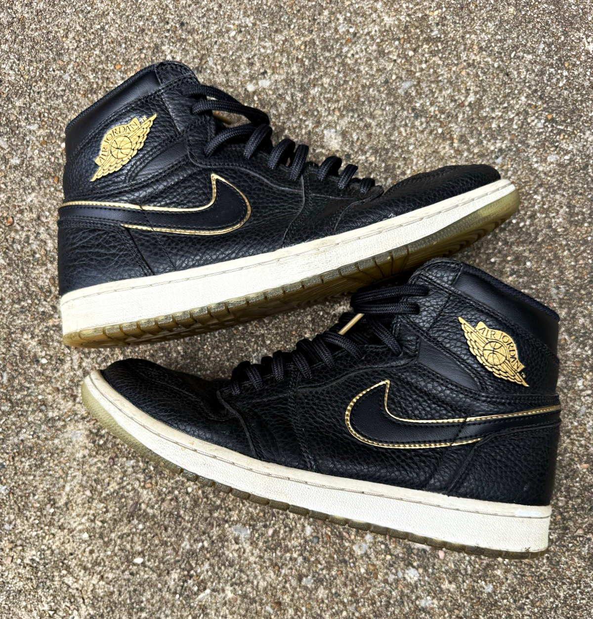 Nike Air Jordan 1 Men’s High Top Lace-Up Leather Basketball Sneakers Black Gold