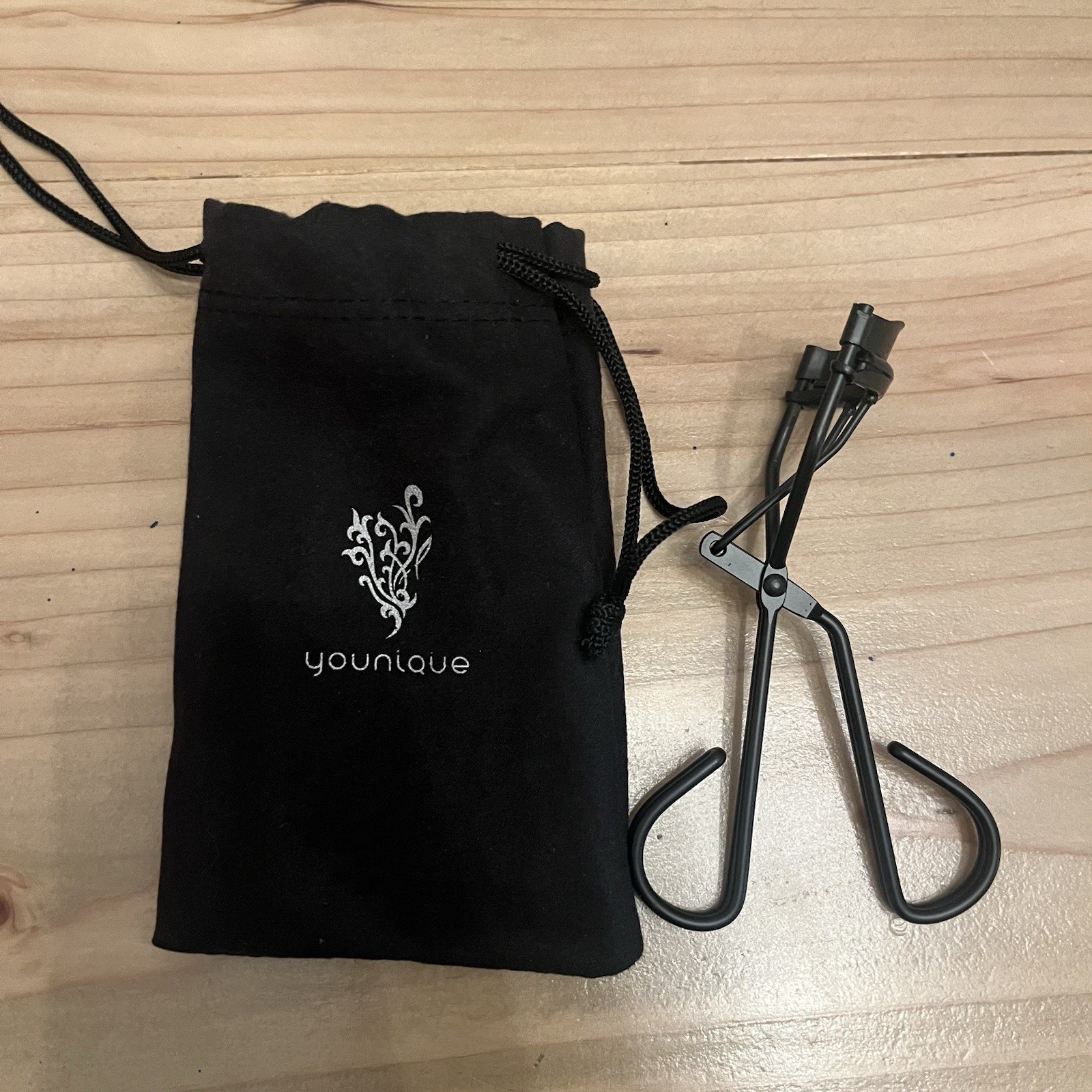 Younique Black Eyelash Curler in Cloth Pouch  Set NEW