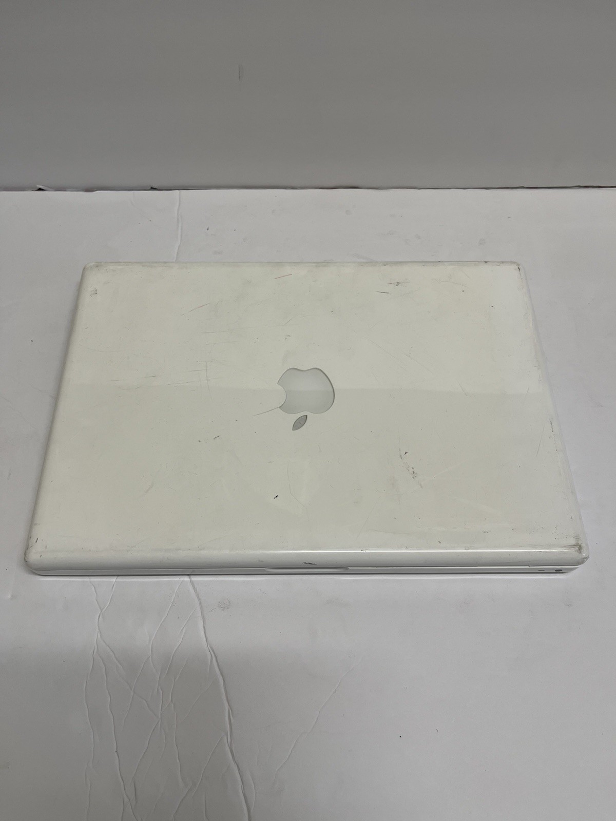Apple MacBook A1181 Intel Core 2 Duo 2.1GHz 120GB Space 1GB RAM 13.3”
