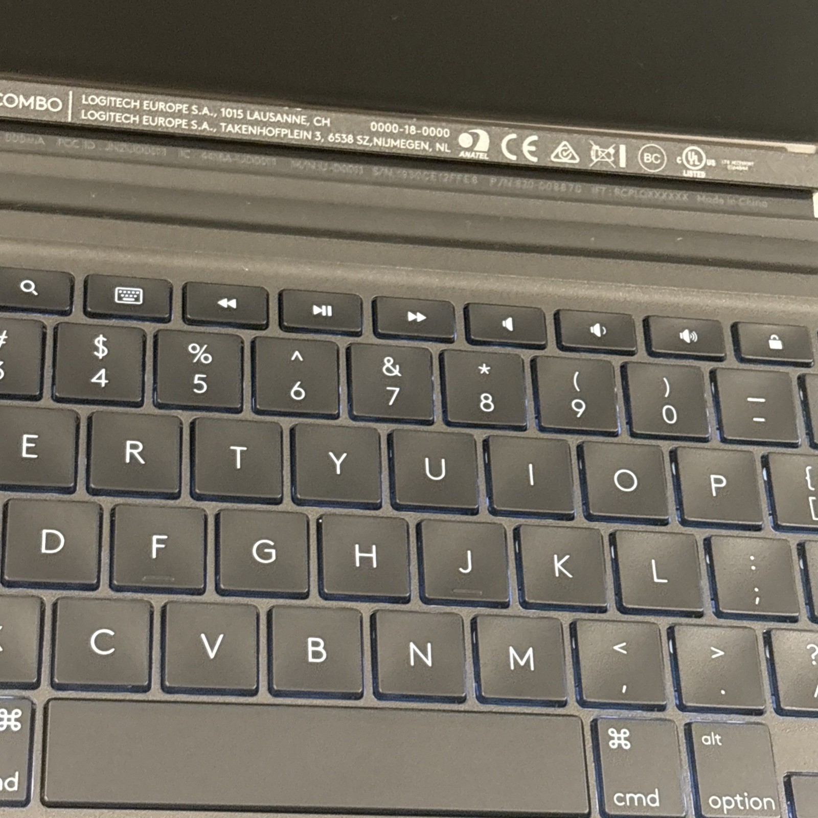 Logitech Slim Combo Keyboard Folio Case iPad 5th/6th Gen Black Backlit