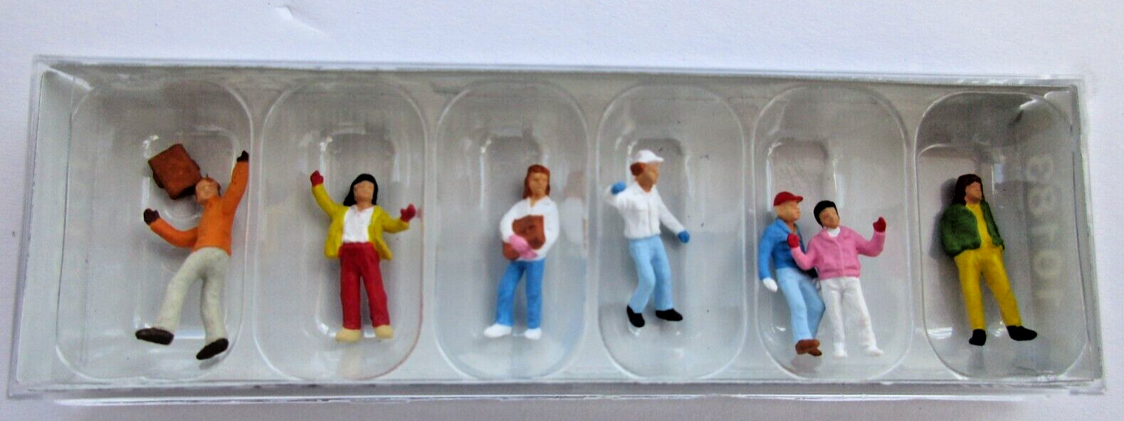 Preiser  HO - Youths dressed for winter weather  #10183 (NIB)