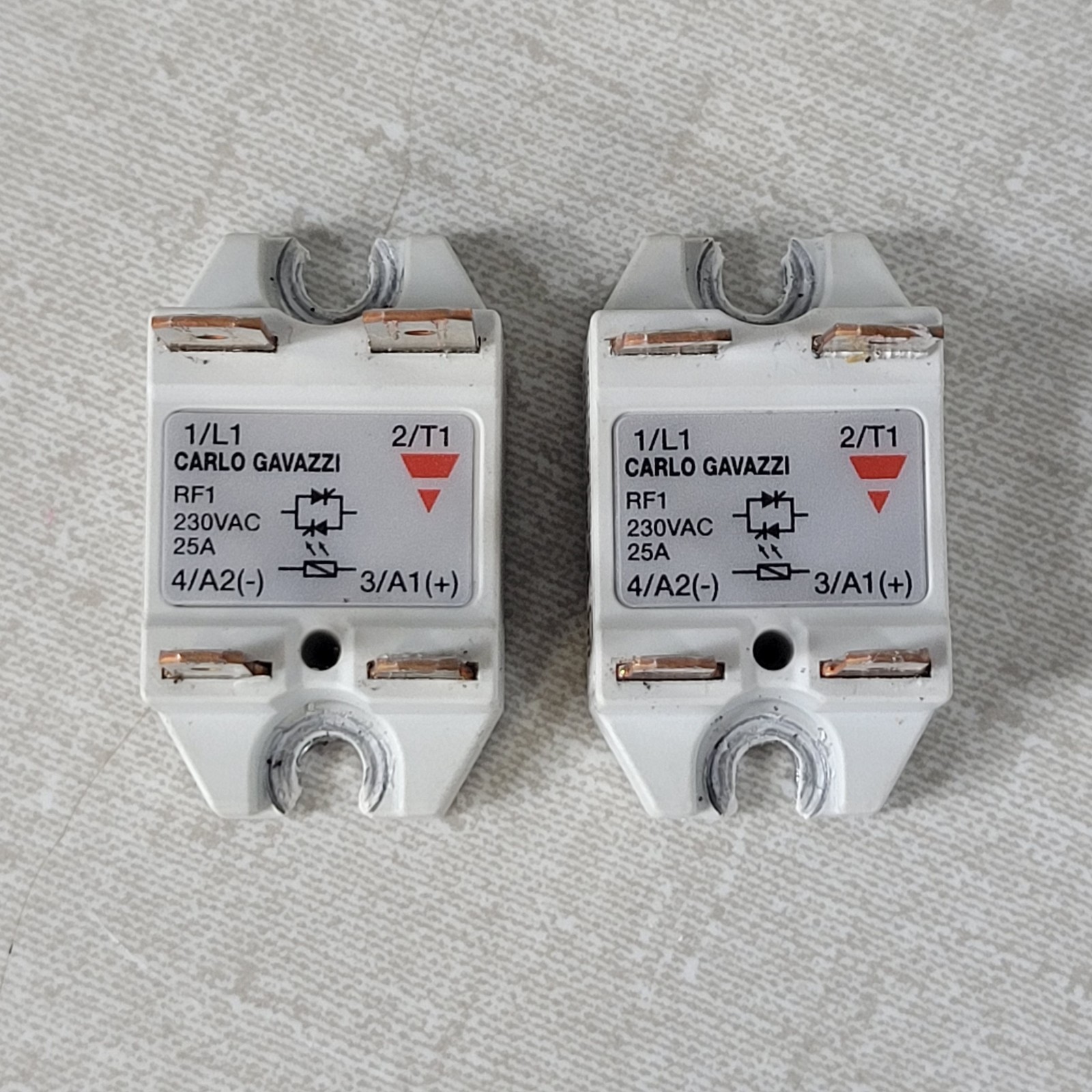 Set of 2 Carlo Gavazzi RF1A23D25 AC Solid State Relays 18-28.8VDC 230VAC 25A