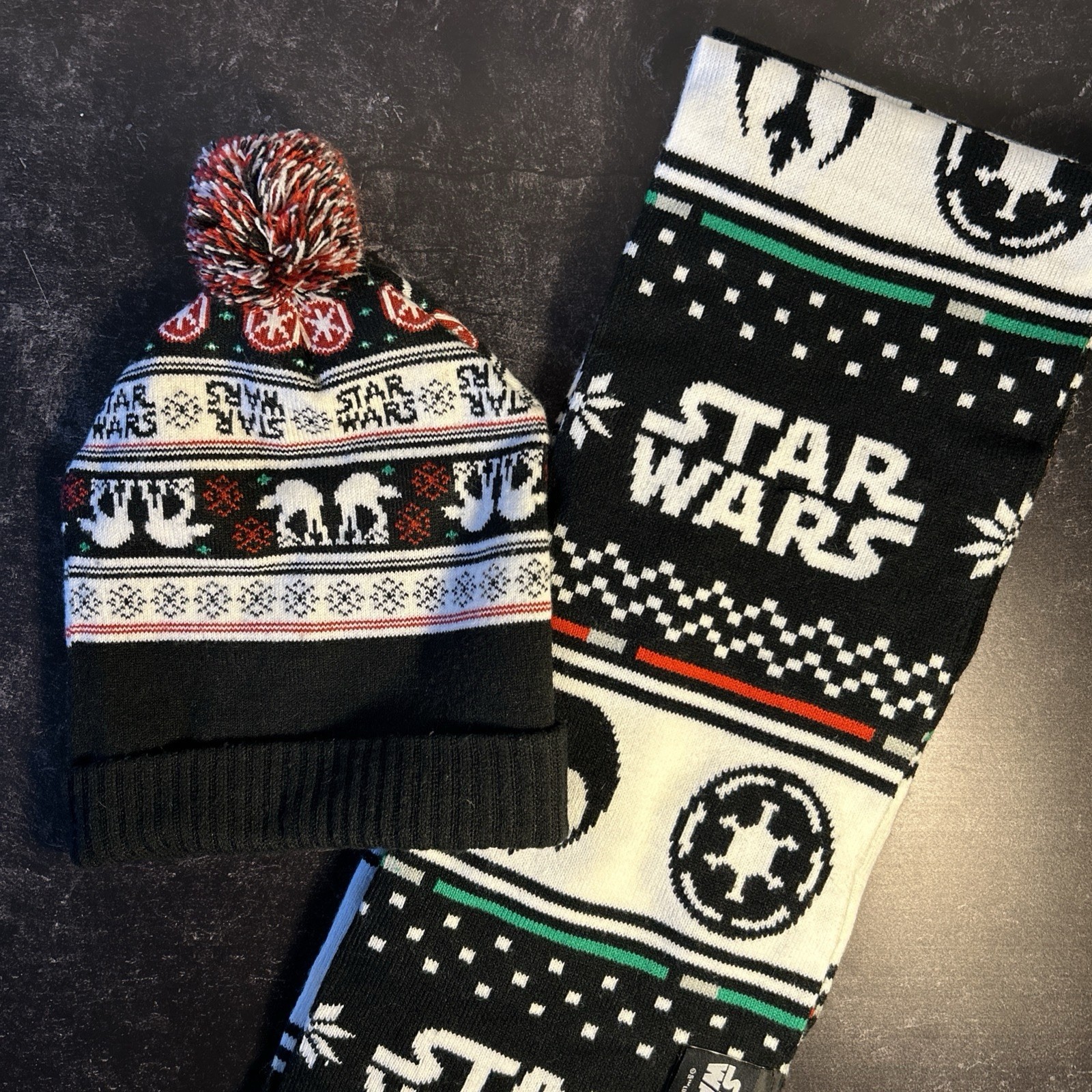 Lootcrate Exclusive Star Wars Knit Scarf & Pom-Pom Beanie Hat Set Adult Unisex
