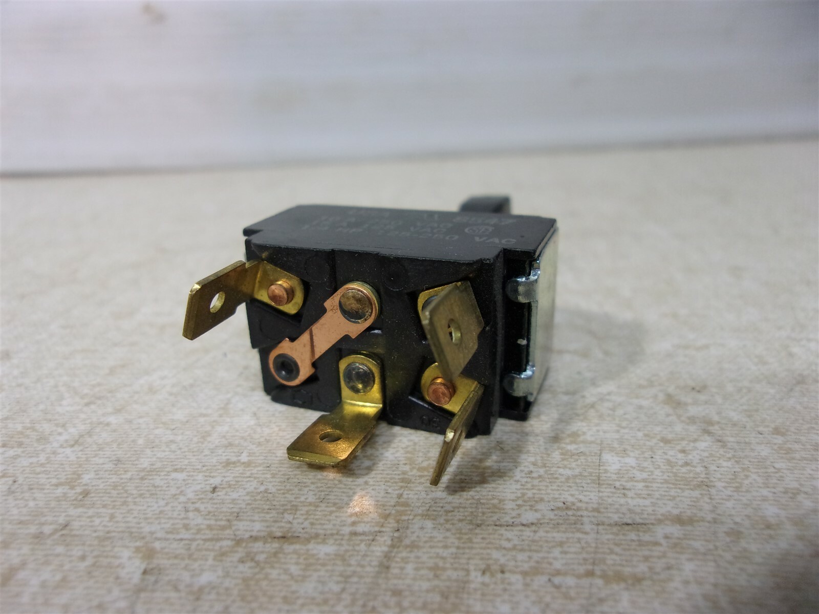 NEW Cutler Hammer 8946K20 Toggle Switch *FREE SHIPPING*