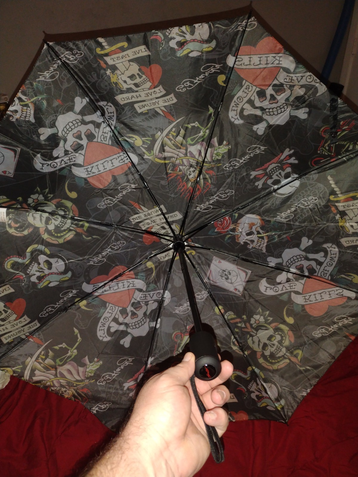 ED HARDY COMPACT UMBRELLA LOVE KILL AUTO OPEN & CLOSE RUBBERIZED HANDLE NWT