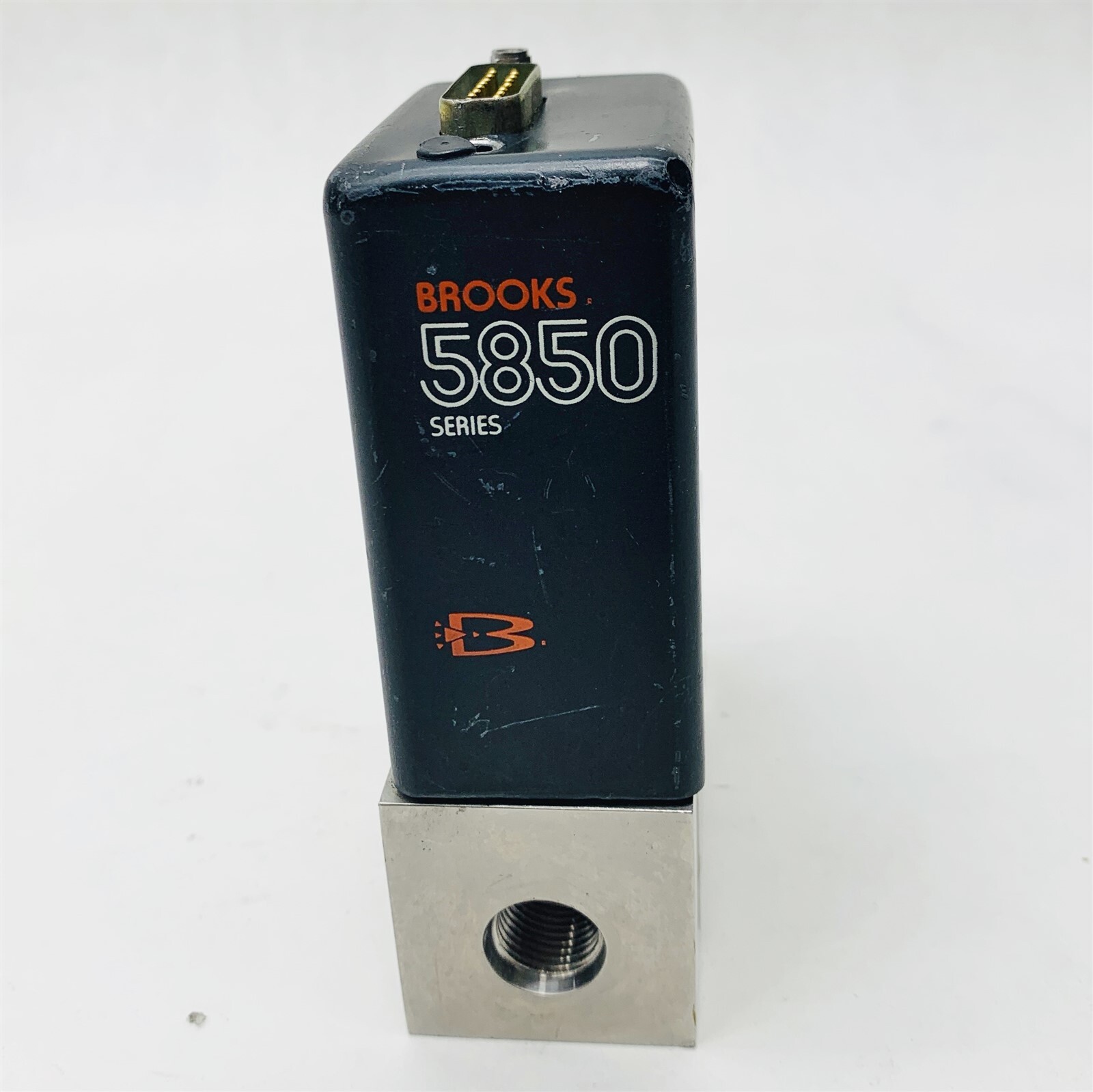 Brooks 5850C Series Oxygen O2 0-100 SCCM Flow 70F Ref Temp Mass Flow Controller